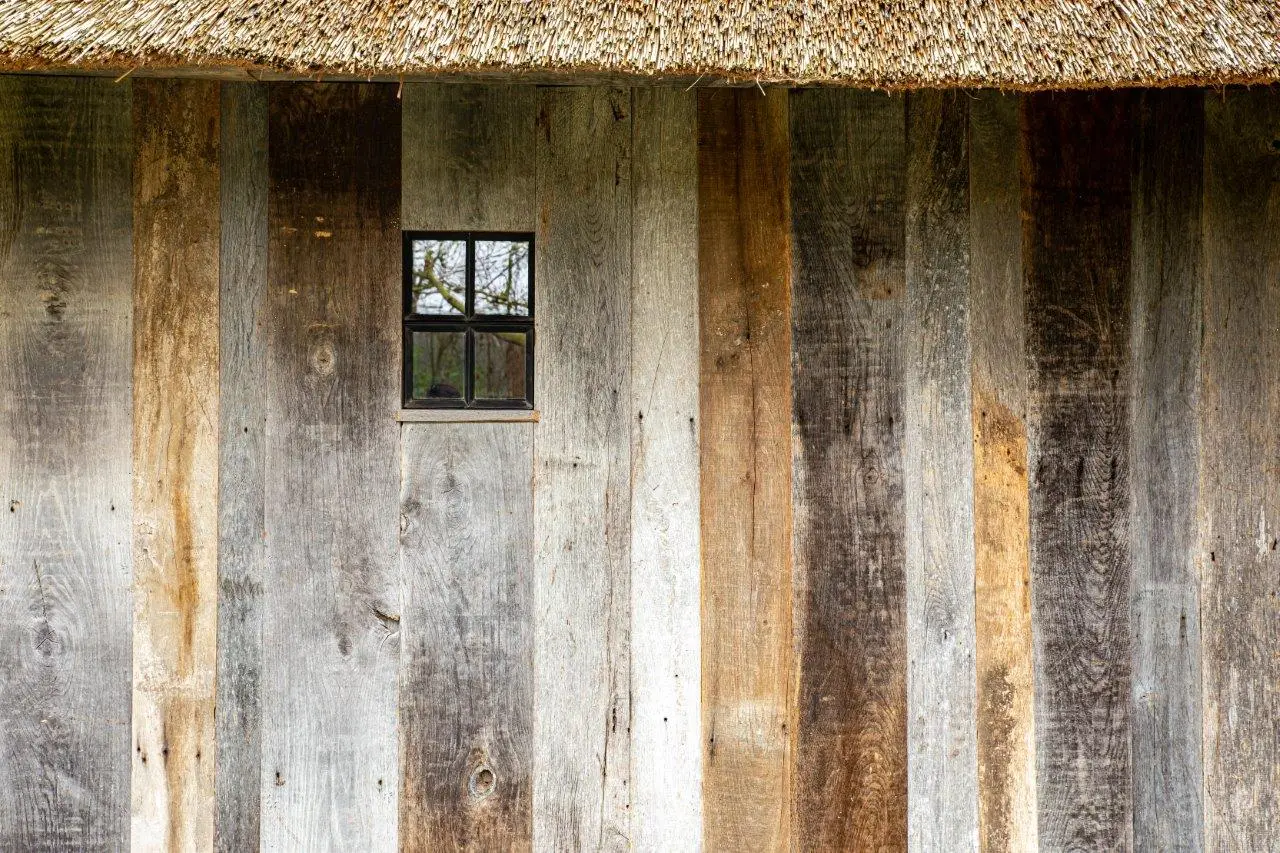 Altholz Fassade mit rustikaler Maserung