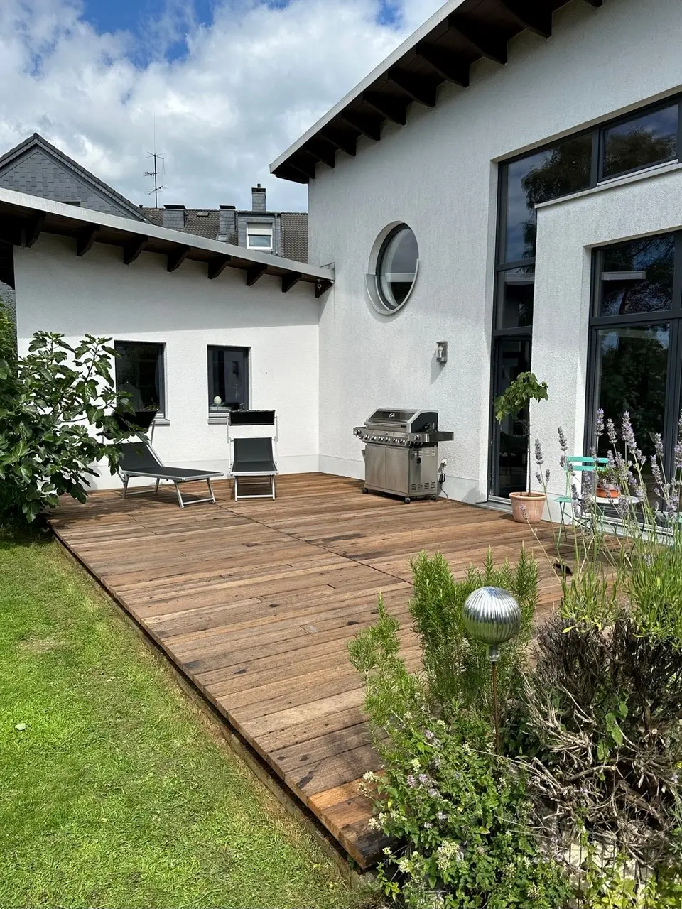 Sauber verlegte Schiffsdielen mit gleichmäßigen Fugen auf moderner Terrasse