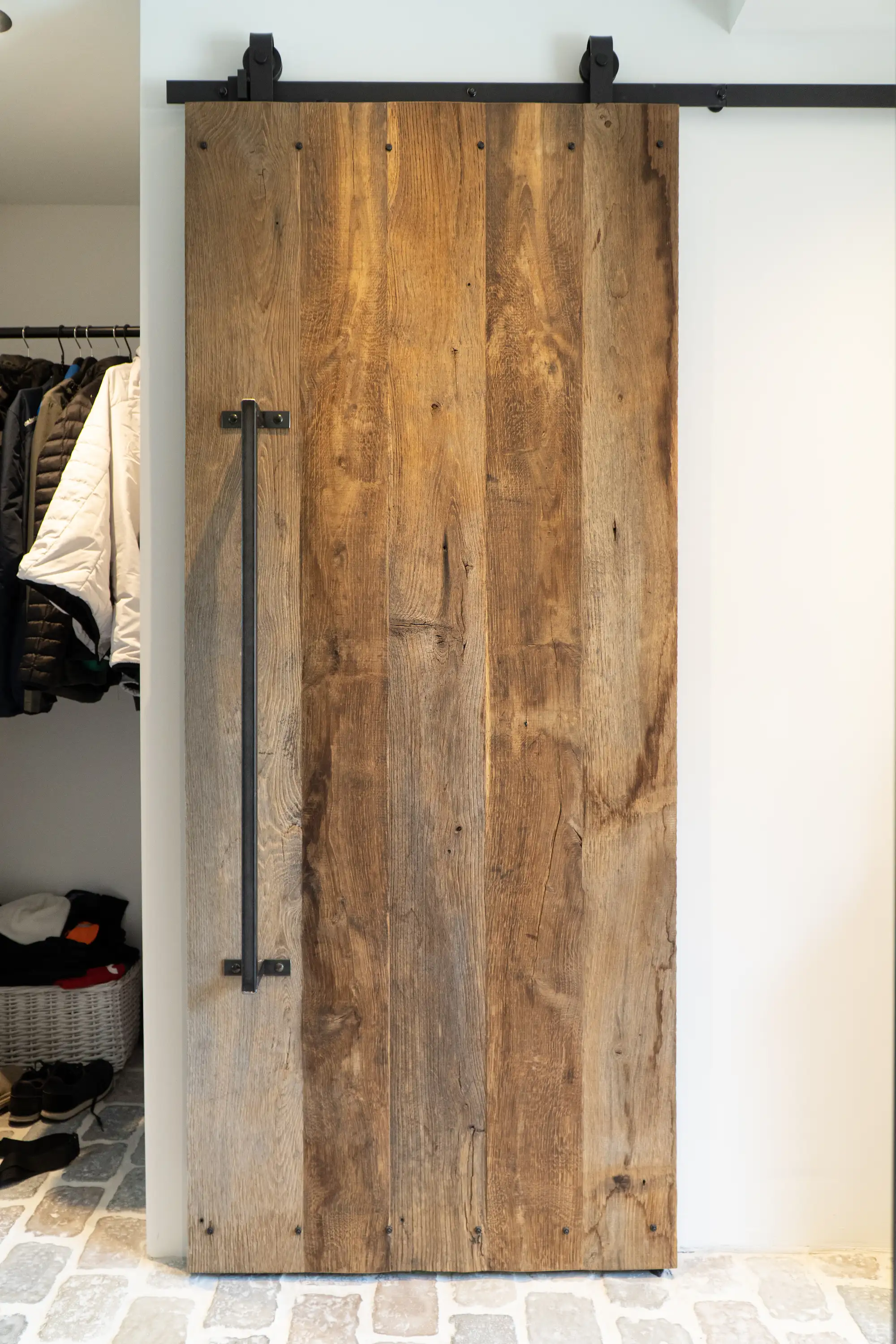 Moderne Eiche Schiebetür aus Holz im Wohnraum