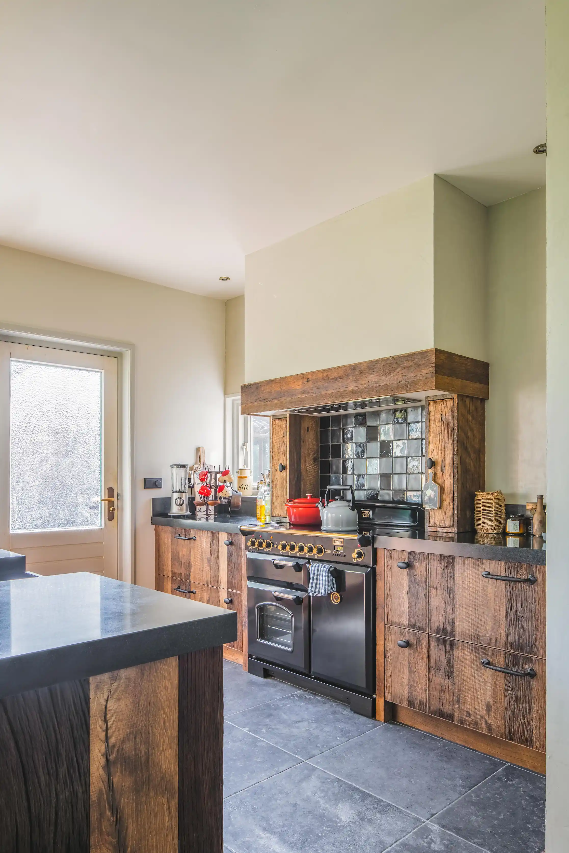 Landhausküche eiche mit Holz Furnierplatte, natürlicher Maserung und glatter Oberfläche