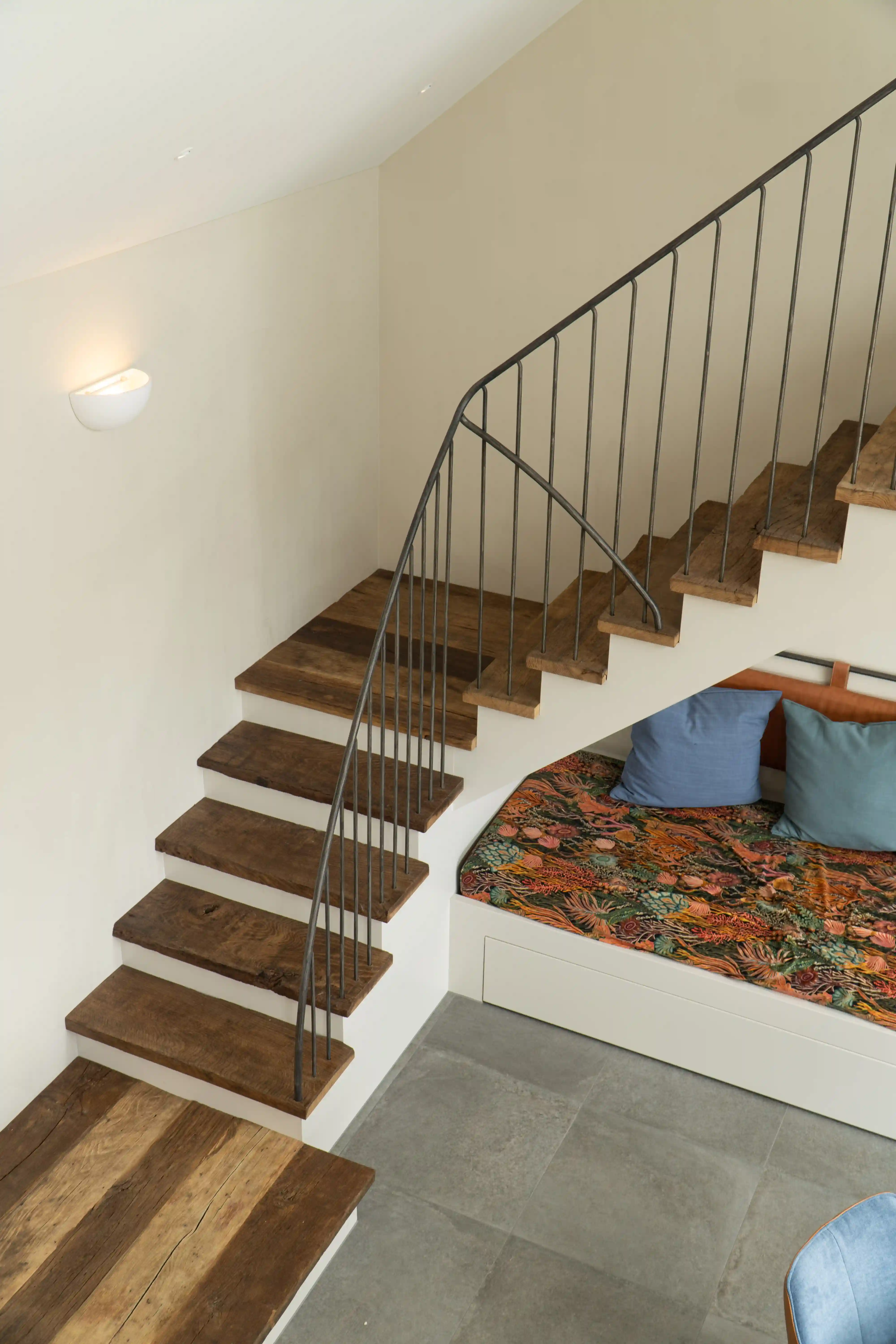 Treppe aus Altholz Eiche mit sichtbarer Patina und natürlicher Holzstruktur