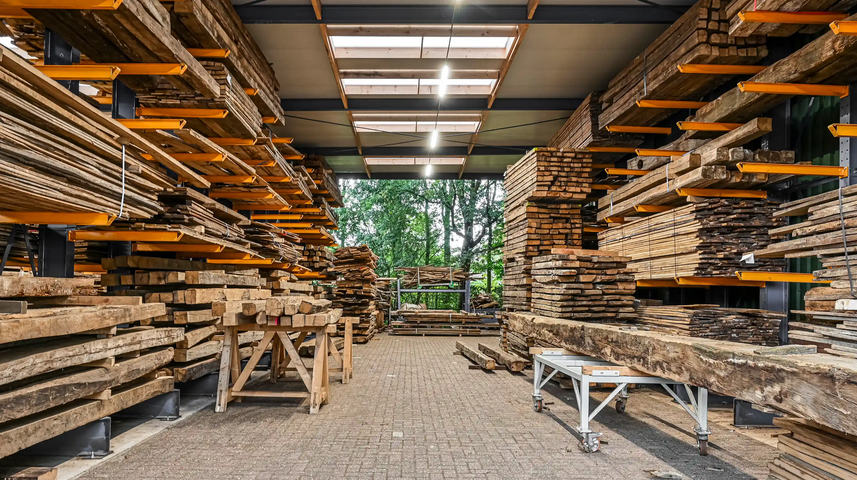 Opslag loods met oud eiken balken en planken