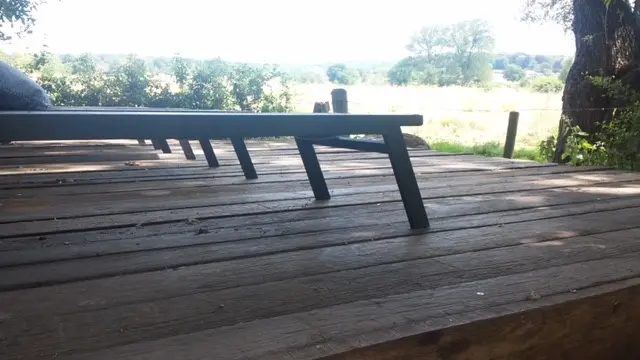 Sauber verlegte Schiffsdielen mit gleichmäßigen Fugen auf moderner Terrasse