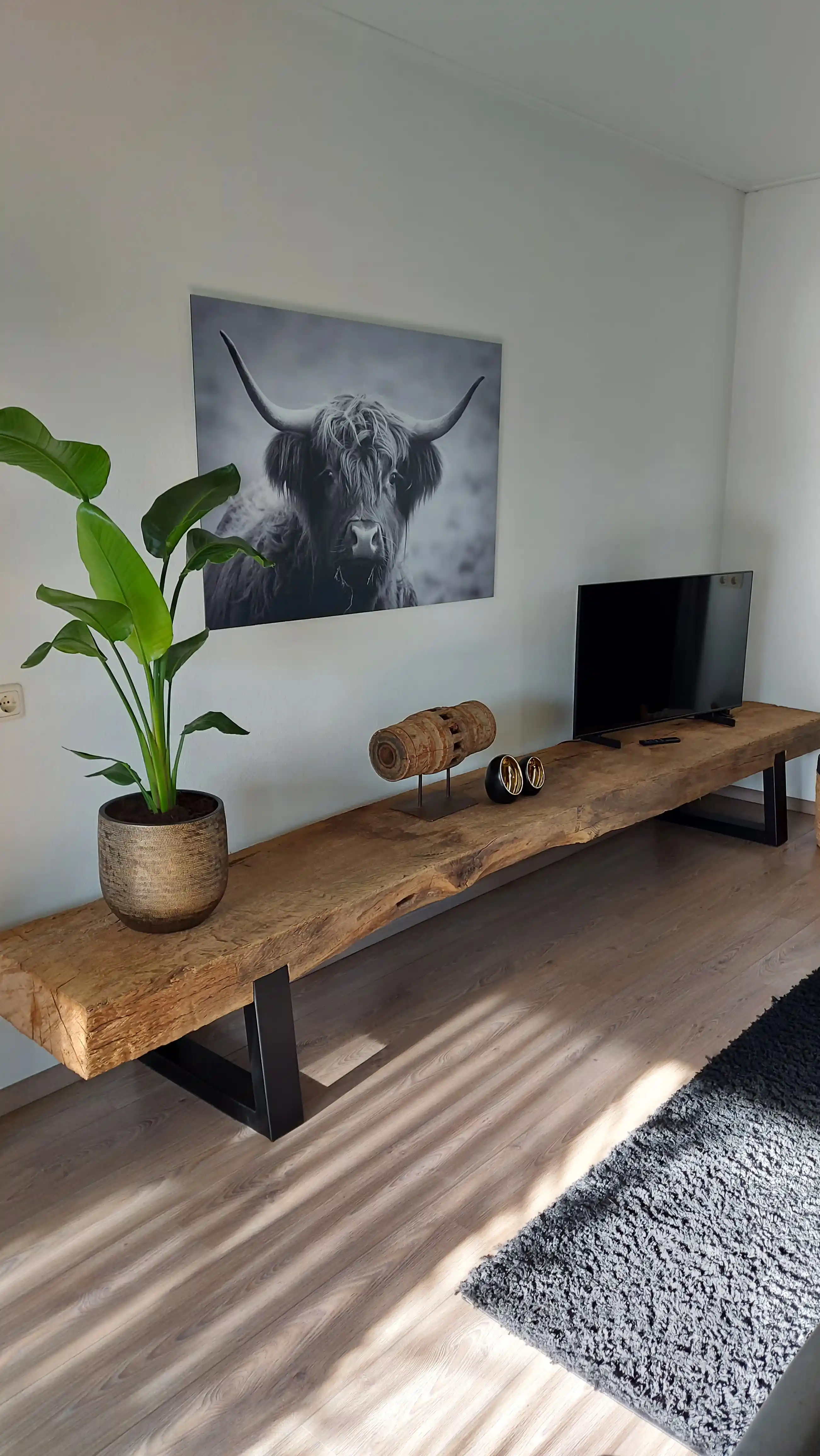 TV Möbel aus alter Eiche mit sichtbarer Patina und natürlicher Holzstruktur