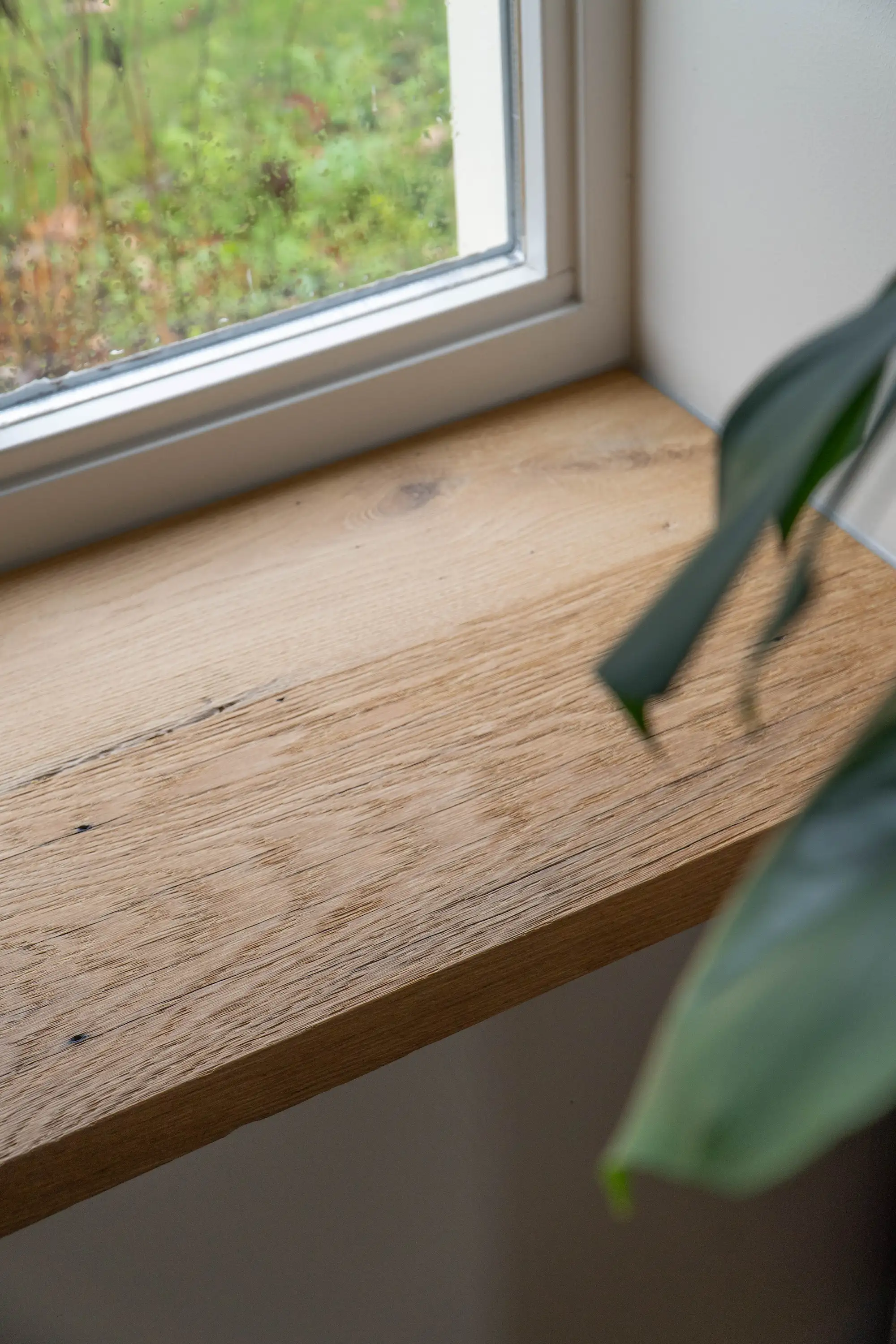Eichen Fensterbank aus Altholz mit sichtbaren Gebrauchsspuren