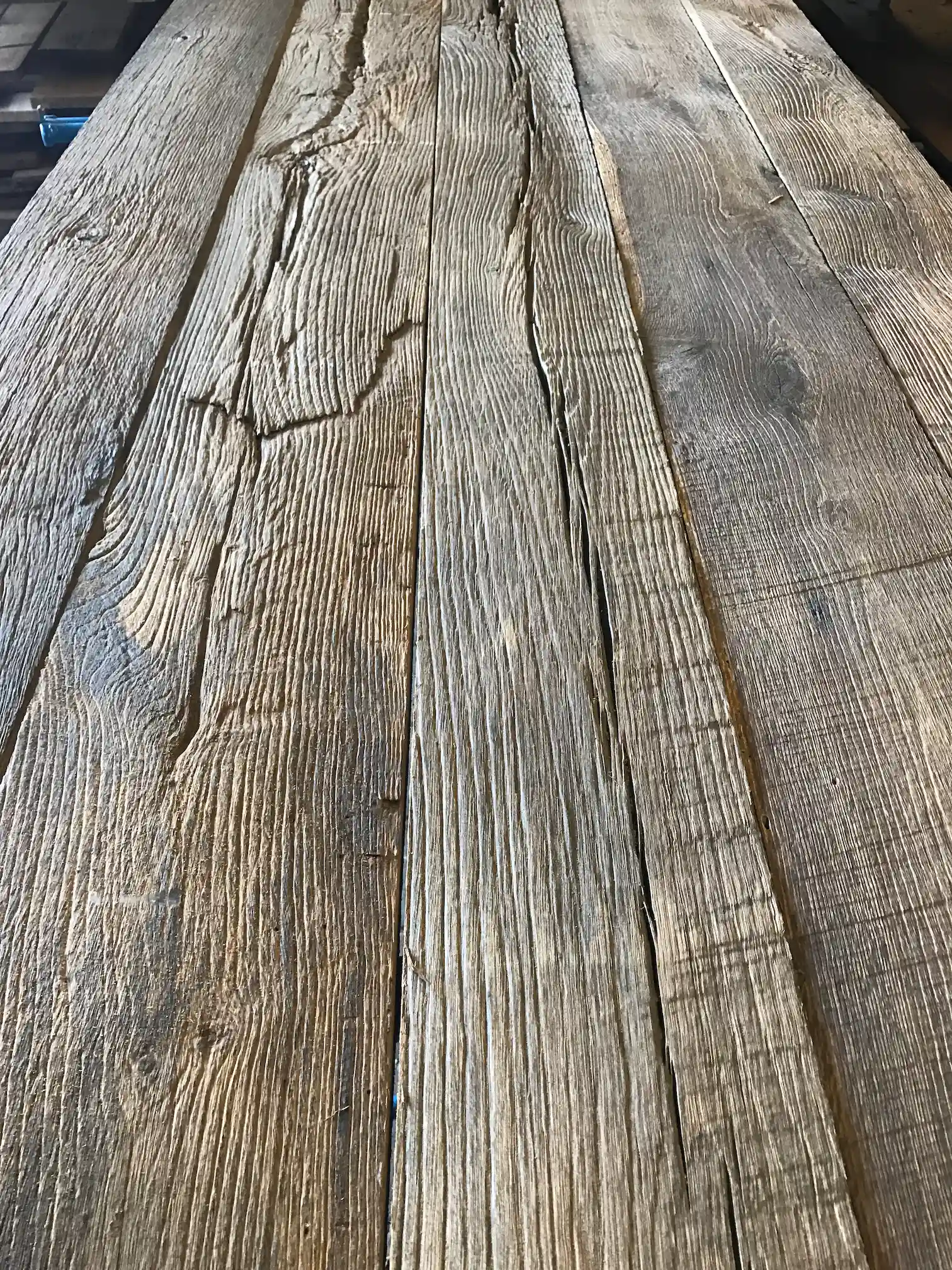 Recyceltes Eichenholz mit charaktervoller Patina und Holzzeichnung