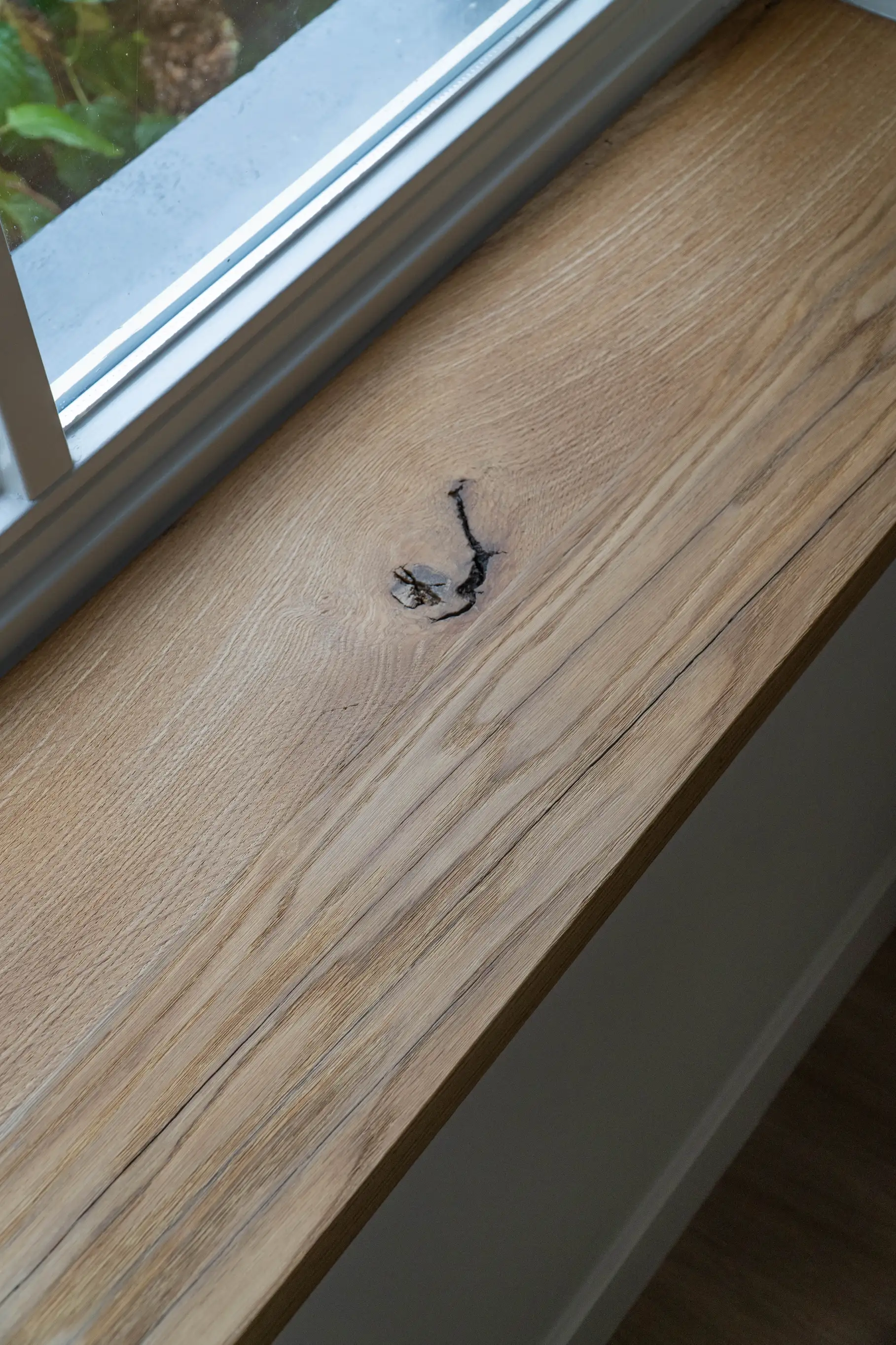 massive Fensterbank aus Eiche mit natürlicher Maserung