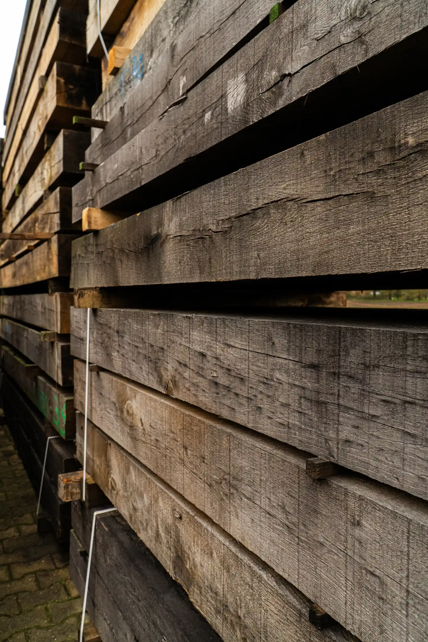 alte Holzbalken zu verschenken für Möbelbau