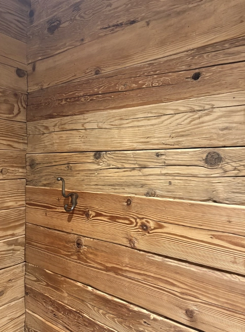 Nachhaltiger Altholz Innenausbau mit Dielenboden und natürlicher Holzstruktur.