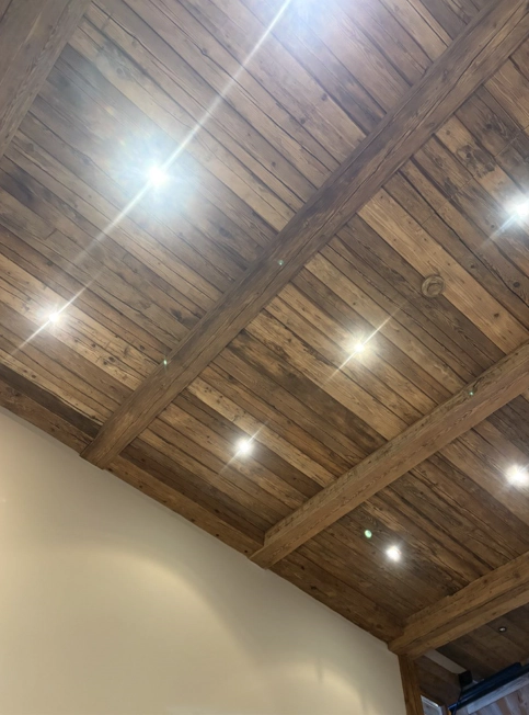 Altholz Innenausbau im Wohnbereich mit natürlicher und rustikaler Optik