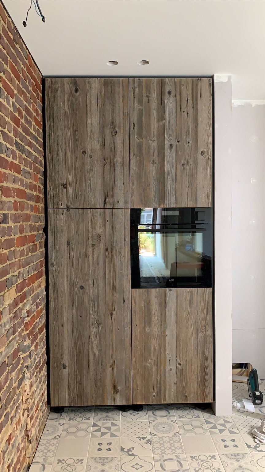 Auswahl hochwertiger Altholz Paneele im Showroom von Historisch Hout