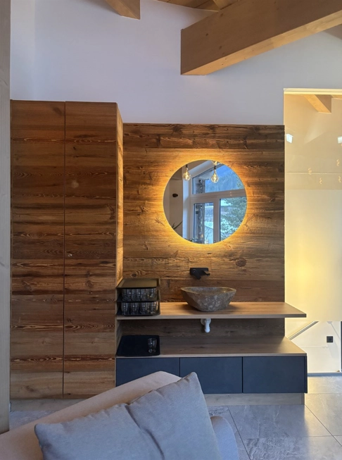 Moderne altholz wandverkleidung im Innenausbau mit Altholz aus historischen Holzbrettern.