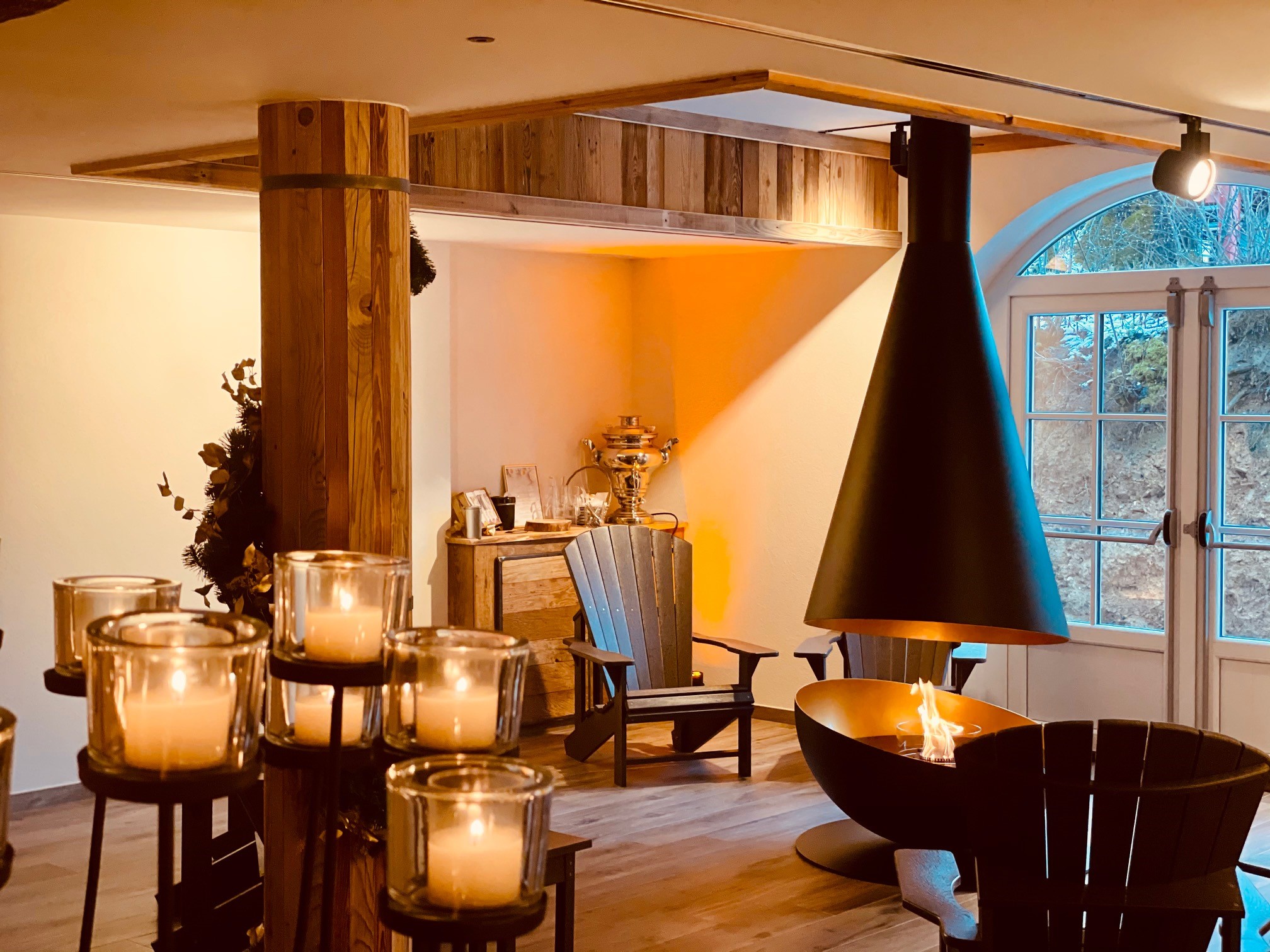 Chalet Einrichtung im Wohnzimmer mit Holz und gemütlicher Atmosphäre