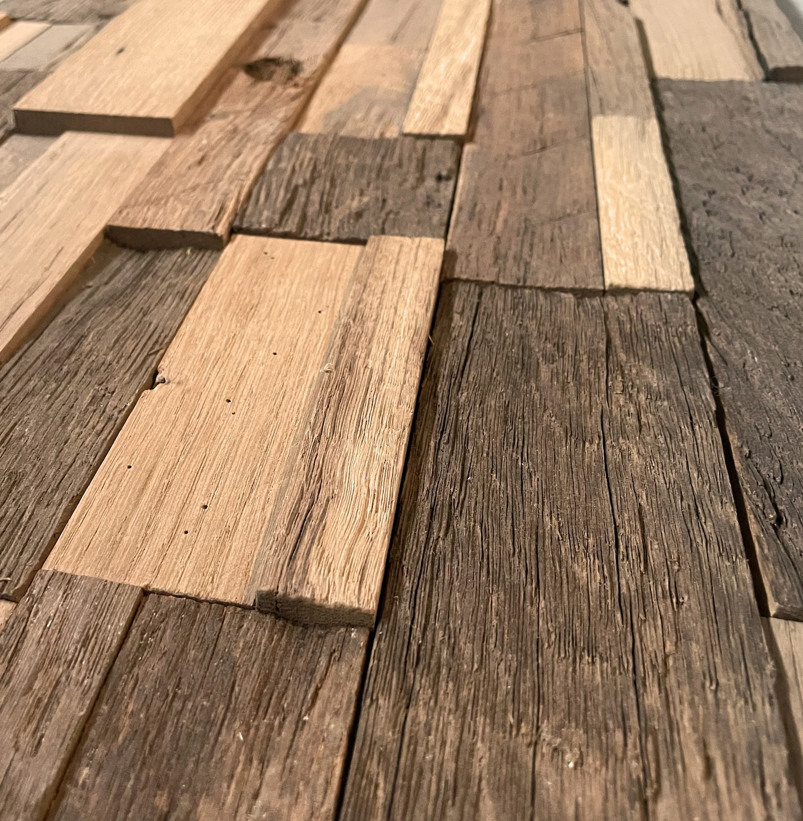 Holzpaneele aus recyceltem Holz mit authentischer Patina