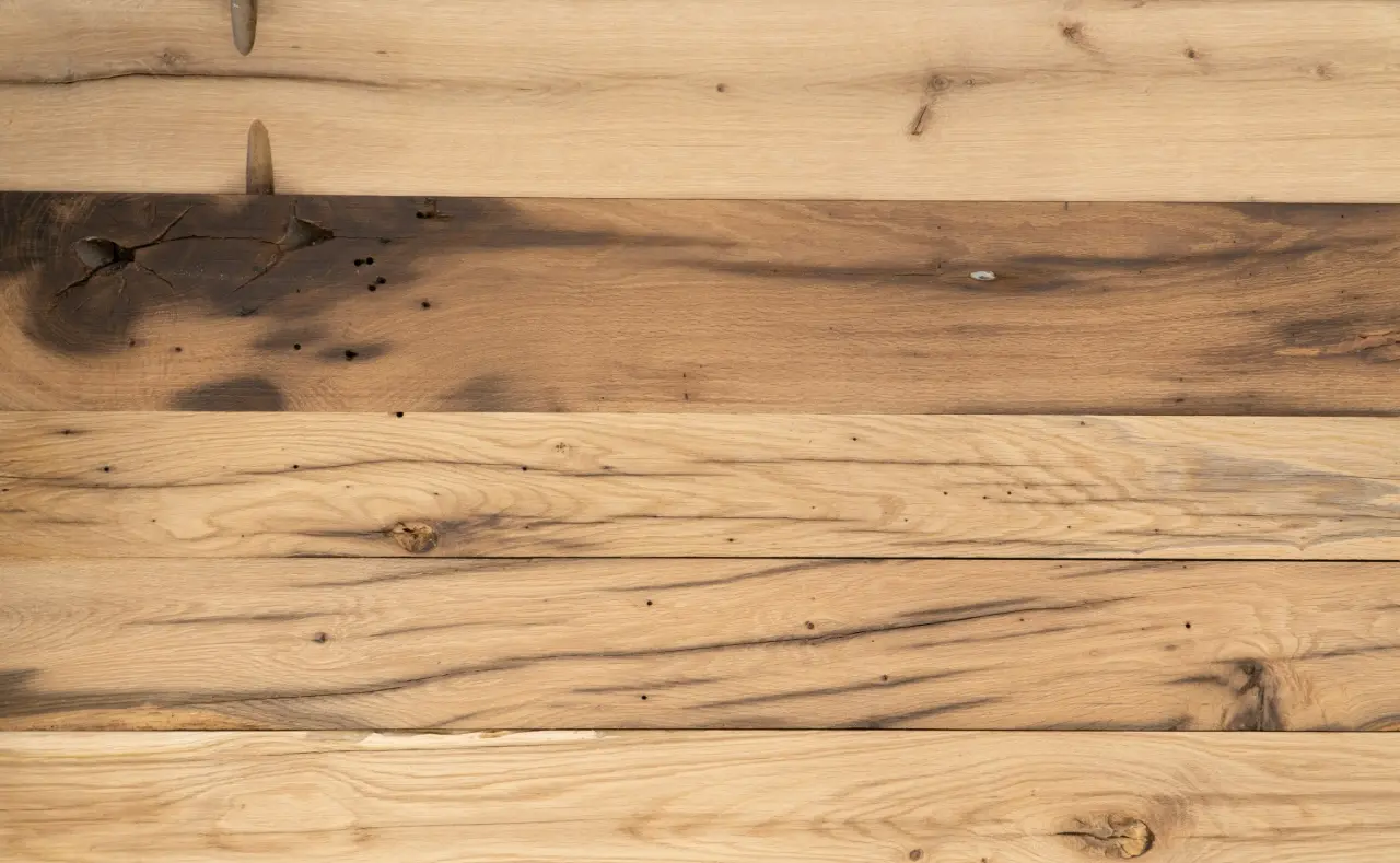 Altholz Bretter aus wiederverwertetem Holz für Recycling und Weiterverarbeitung.