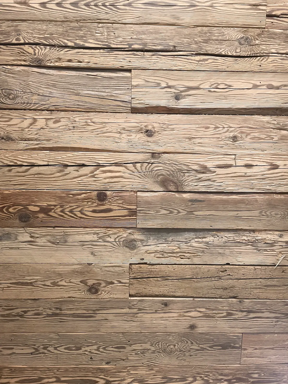 Altholz Kiefer mit natürlicher Struktur aus recyceltem Holz.