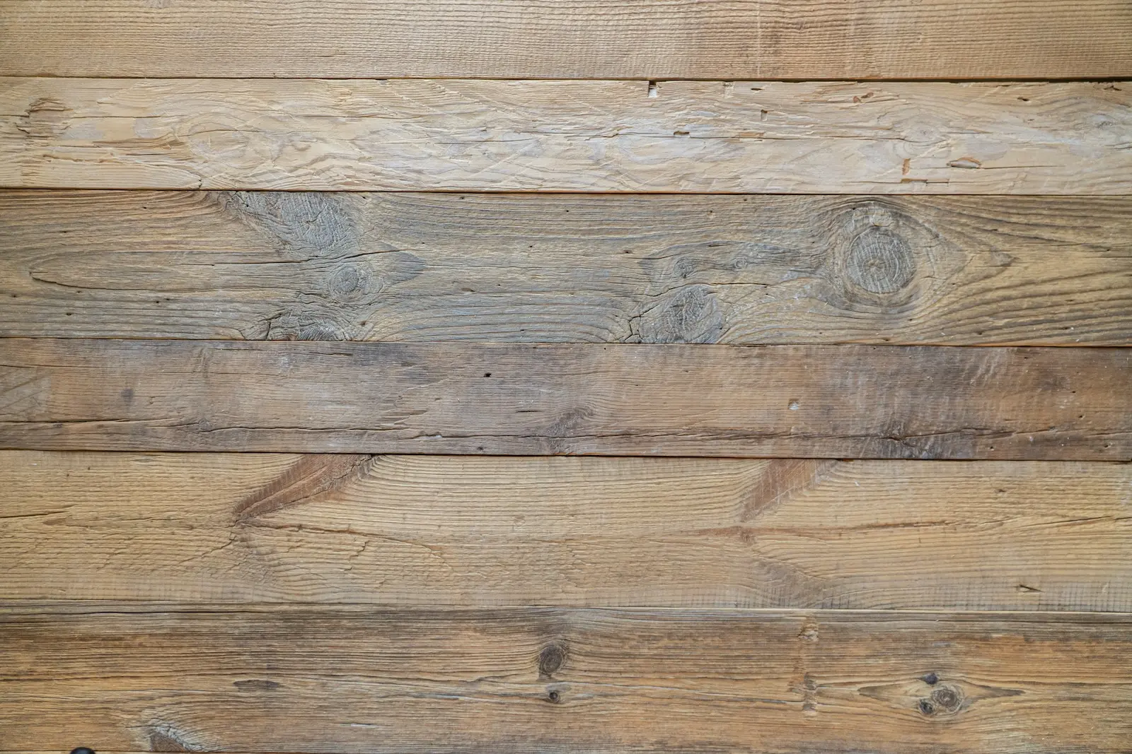 Altholz Kiefer aus Rückbau und Wiederverwertung für nachhaltige Holzverarbeitung