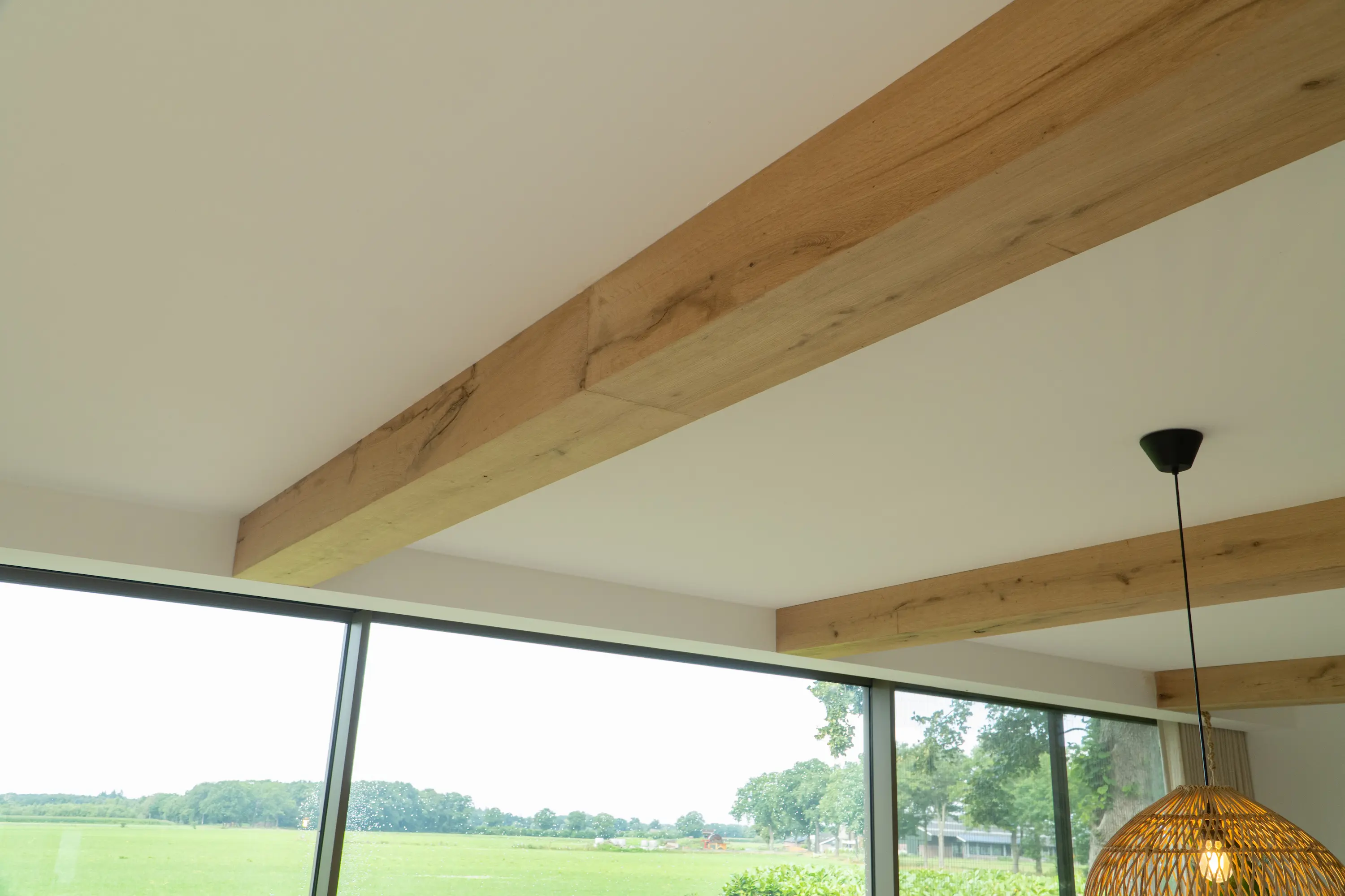 Zierbalken Decke aus Altholz Eiche für warmes und authentisches Interieur