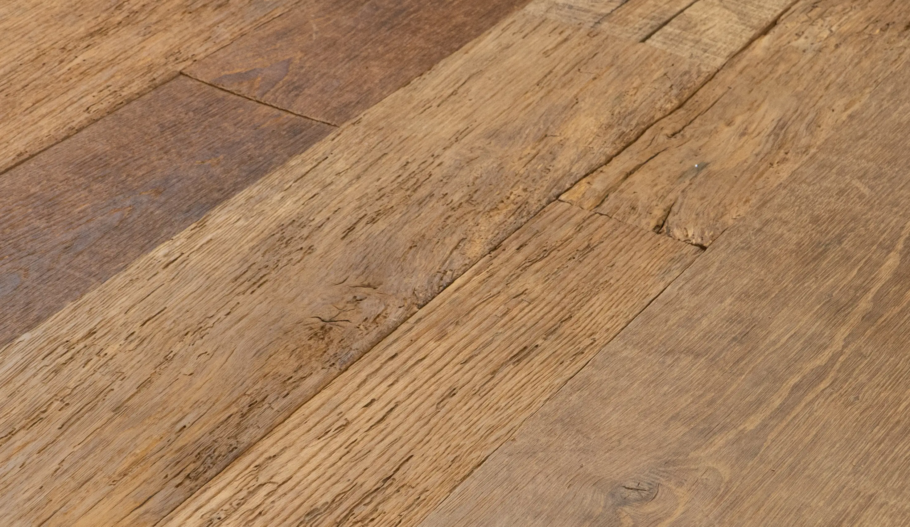 Detailansicht von rustikalen Holzbrettern mit sichtbarer Holzstruktur