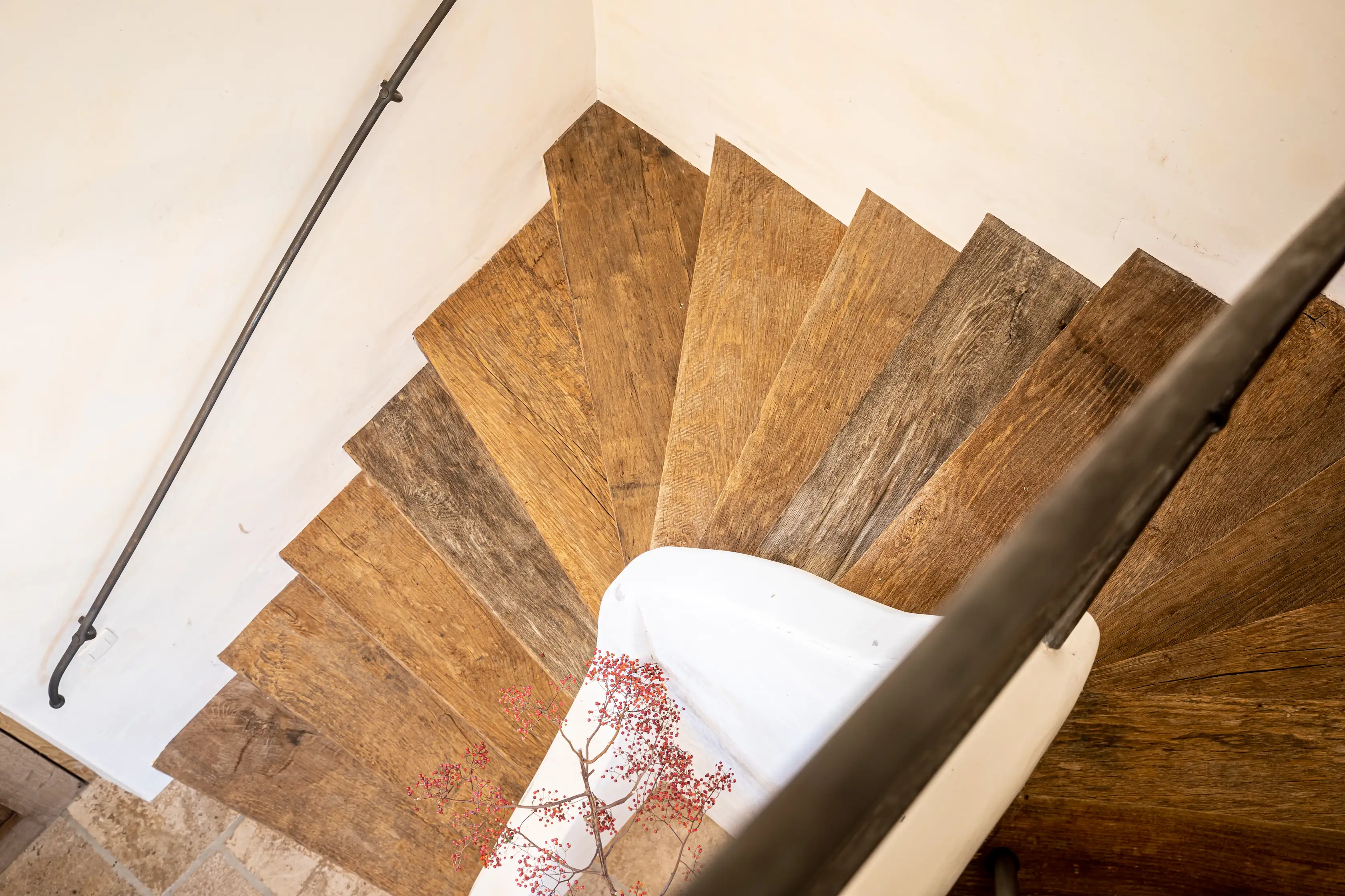 Treppe aus Eiche mit natürlicher Holzmaserung und hochwertiger Verarbeitung