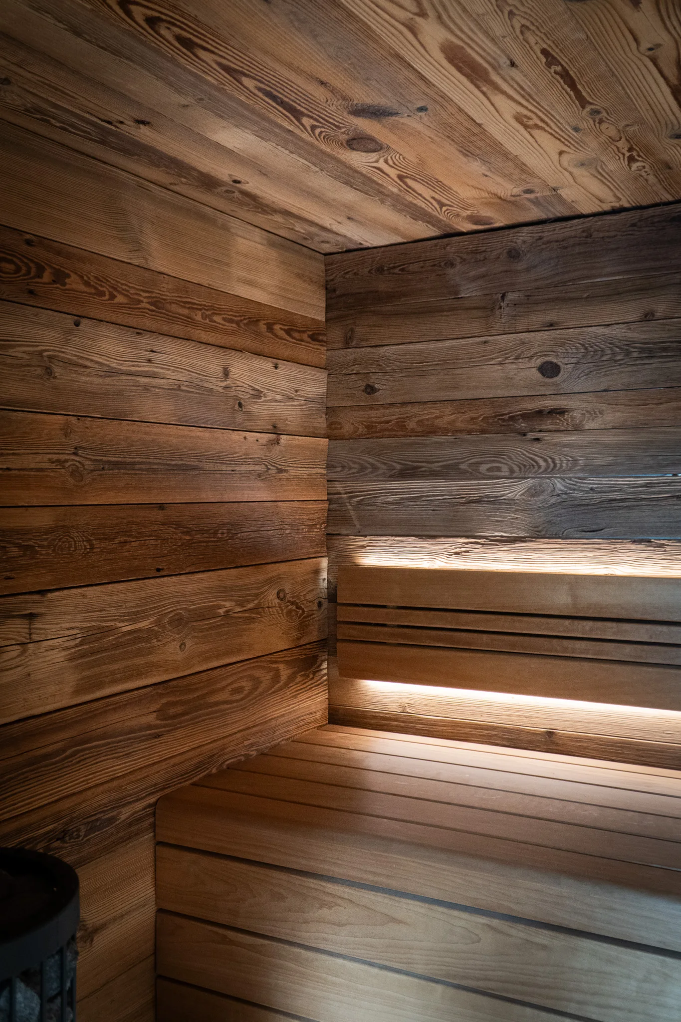 Rustikale Sauna aus Holz mit natürlicher Maserung und warmem Licht