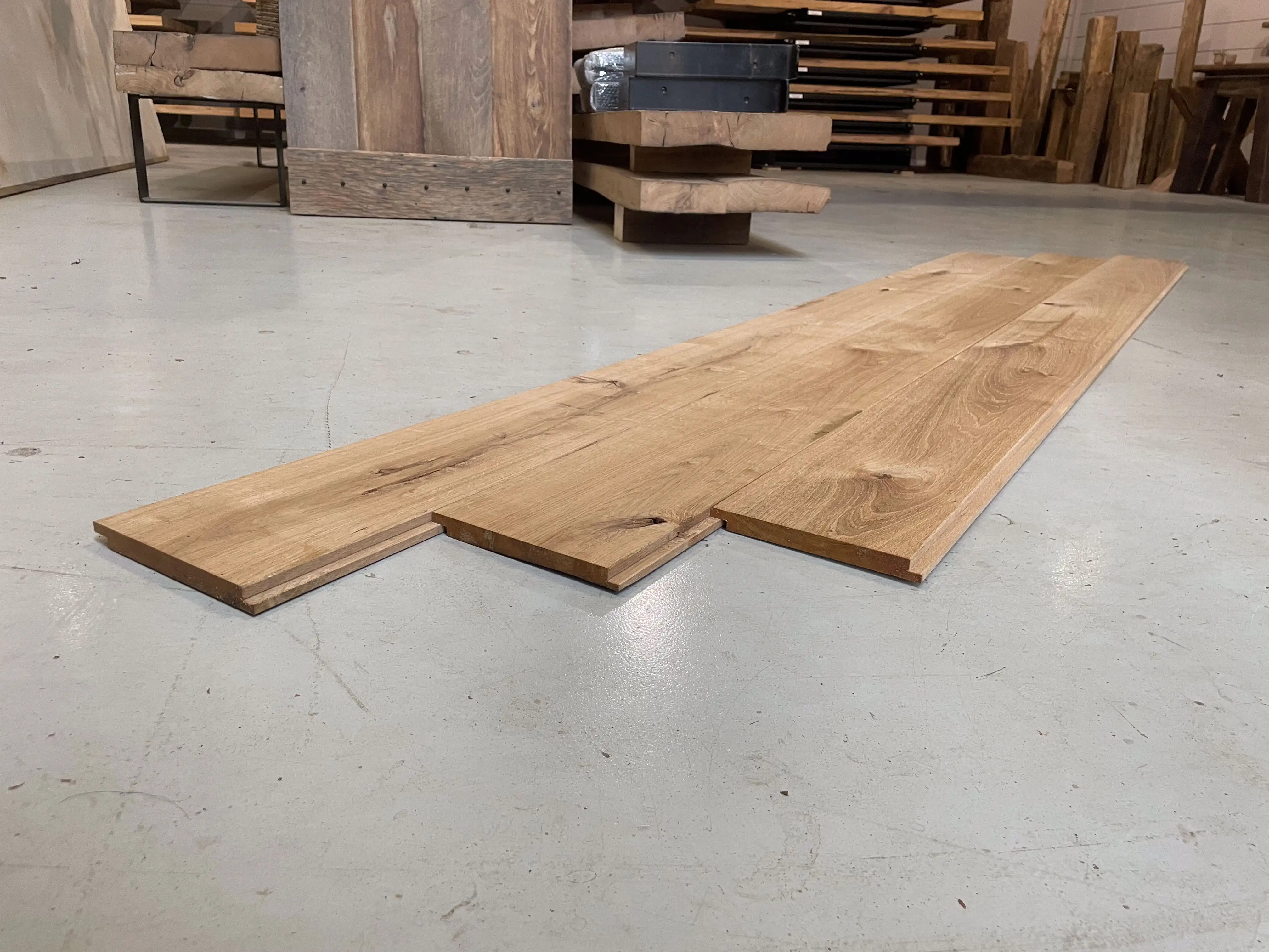 Charaktervolle Holzplanken mit Gebrauchsspuren