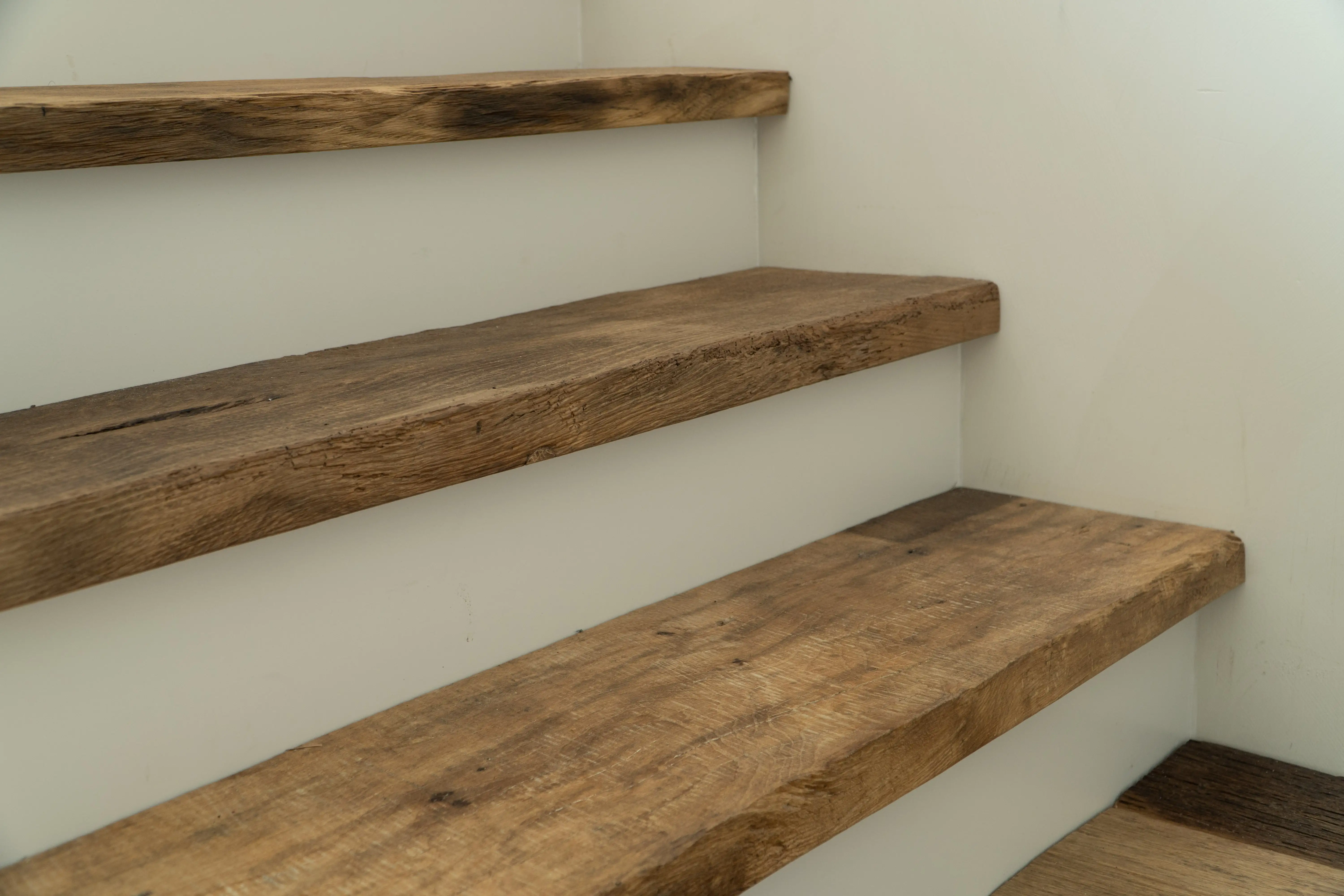 Eichen Treppe aus Altholz mit natürlicher Oberfläche und Holzzeichnung