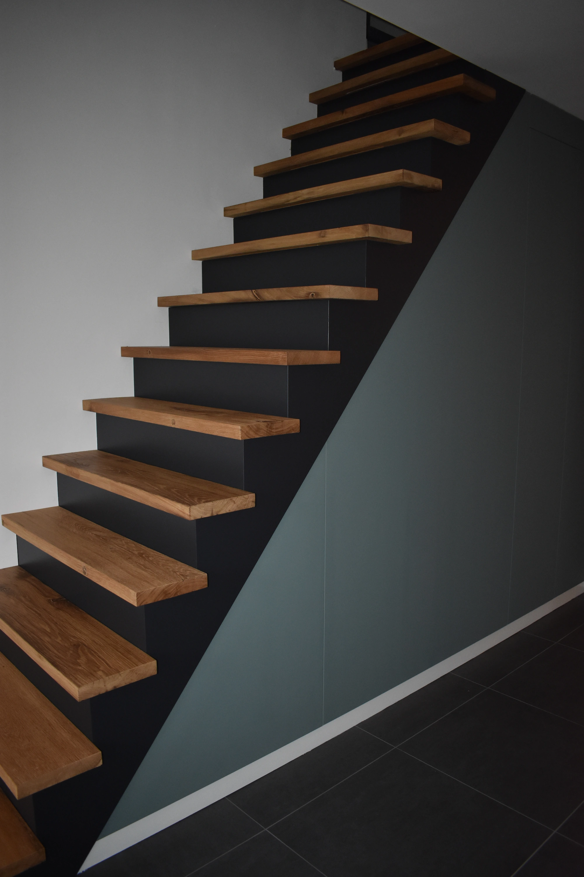 Rustikale Eichentreppe mit handwerklicher Optik und warmem Holzton