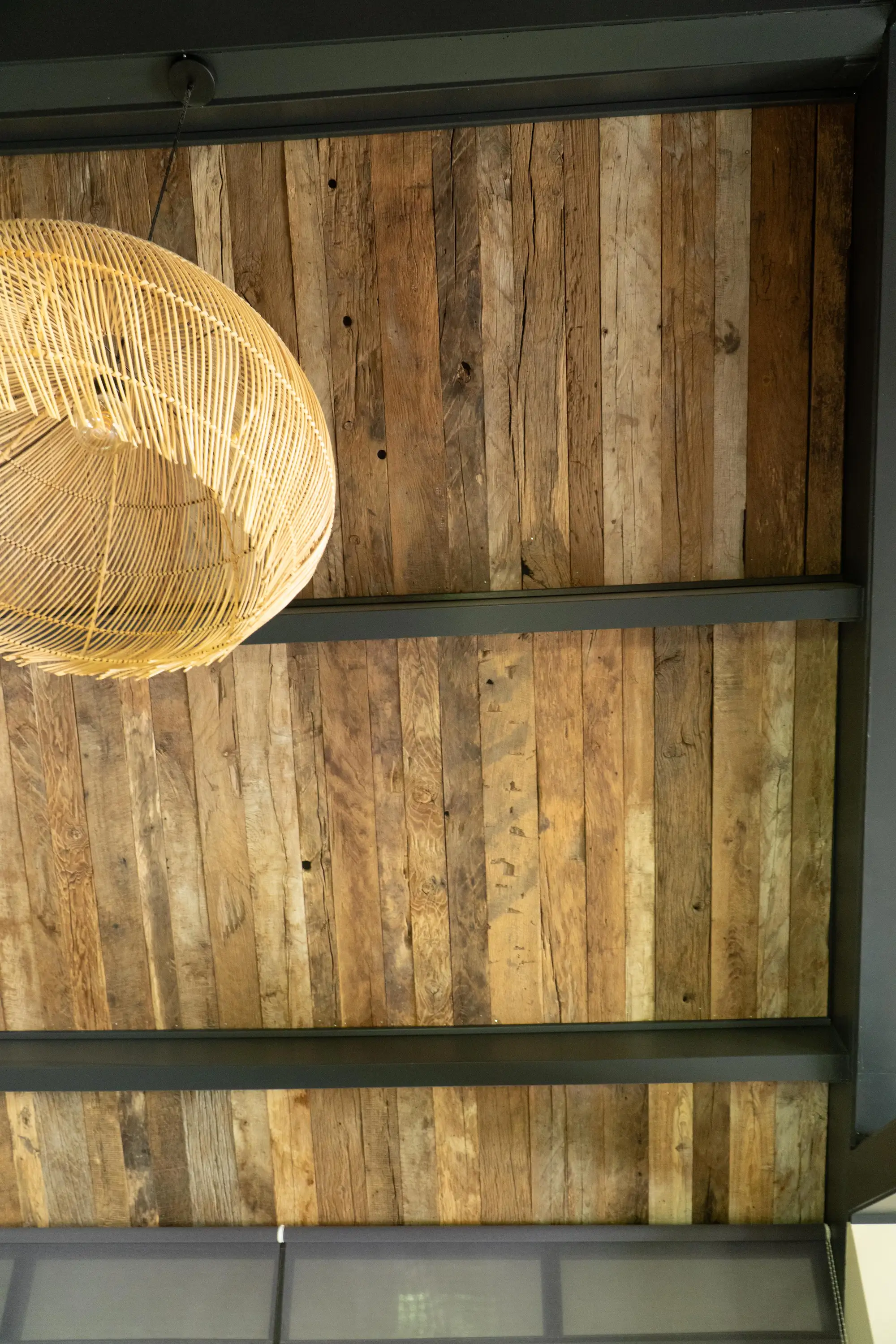 Holzdecke Altholz in modernem Wohnraum