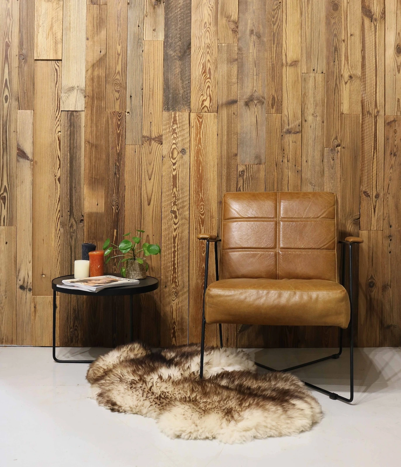 Vintage Holzverkleidung an der Wand mit warmen Naturtönen und moderner Einrichtung