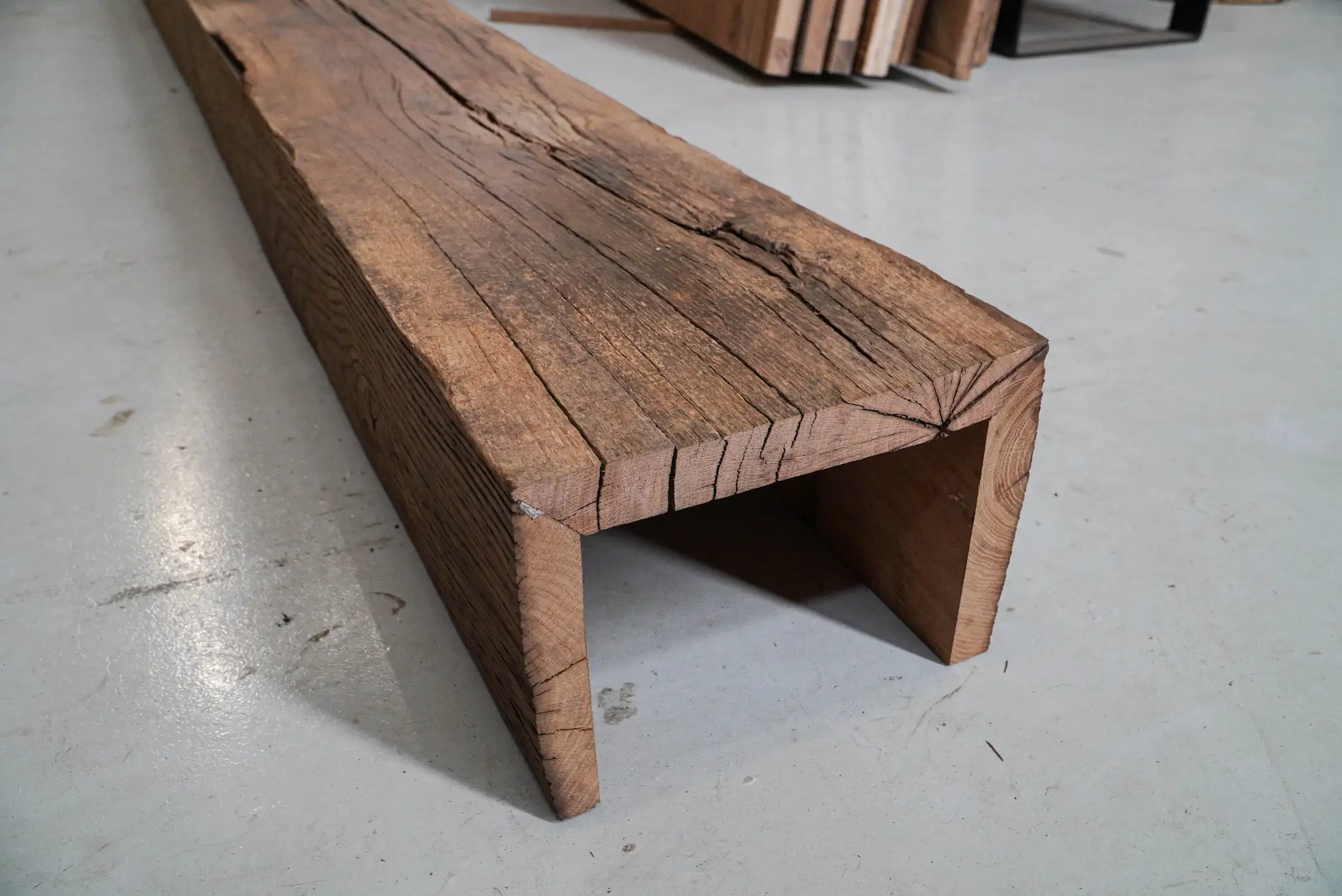 Stahlträger mit Holz verkleidet durch U-Zierbalken aus Altholz Eiche