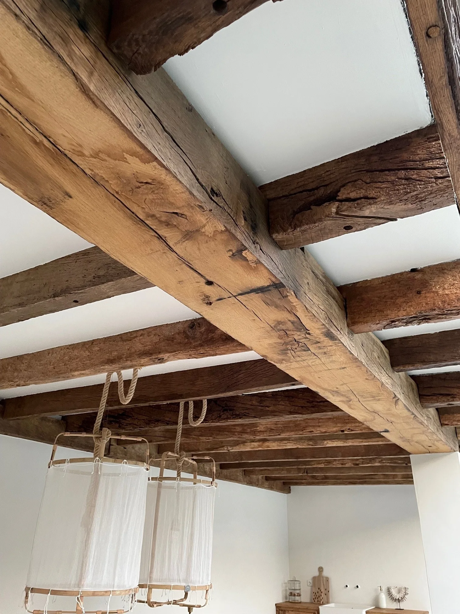 Altholz decke balken mit rustikaler Holzstruktur