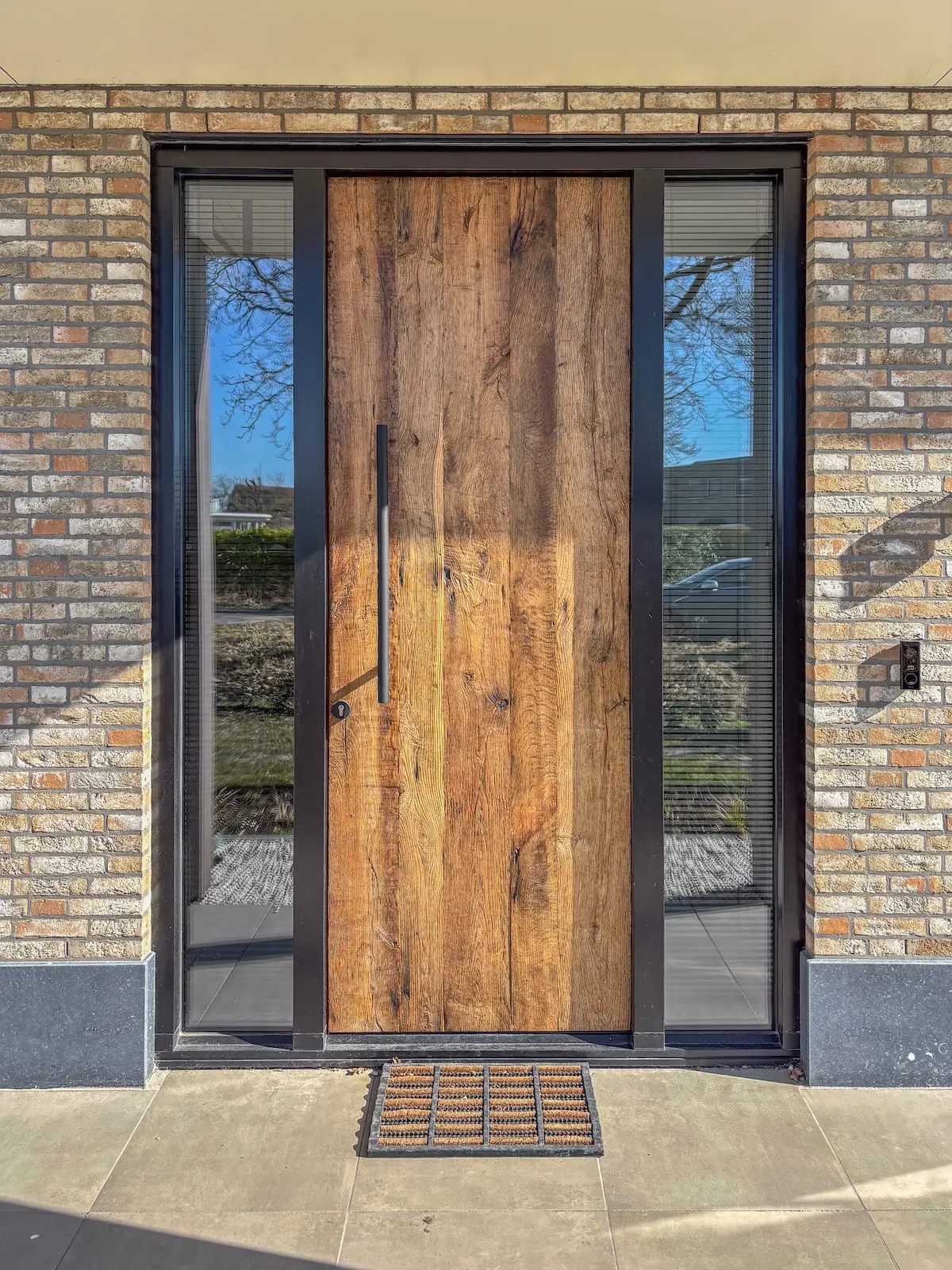 Altholz Haustür mit natürlicher Patina und robuster Ausstrahlung
