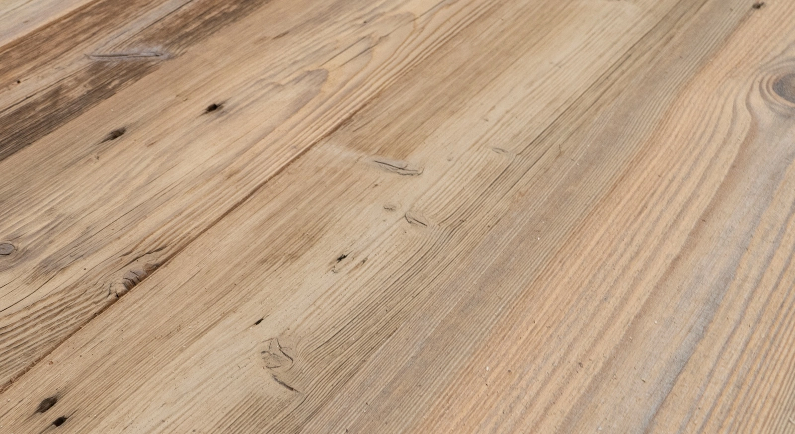 Holzpaneele aus recyceltem Holz mit authentischer Patina