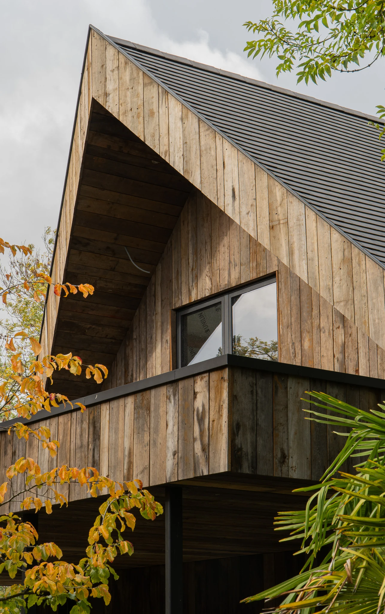 Altholz Fassade an modernem Haus mit rustikaler Holzoptik und natürlicher Patina