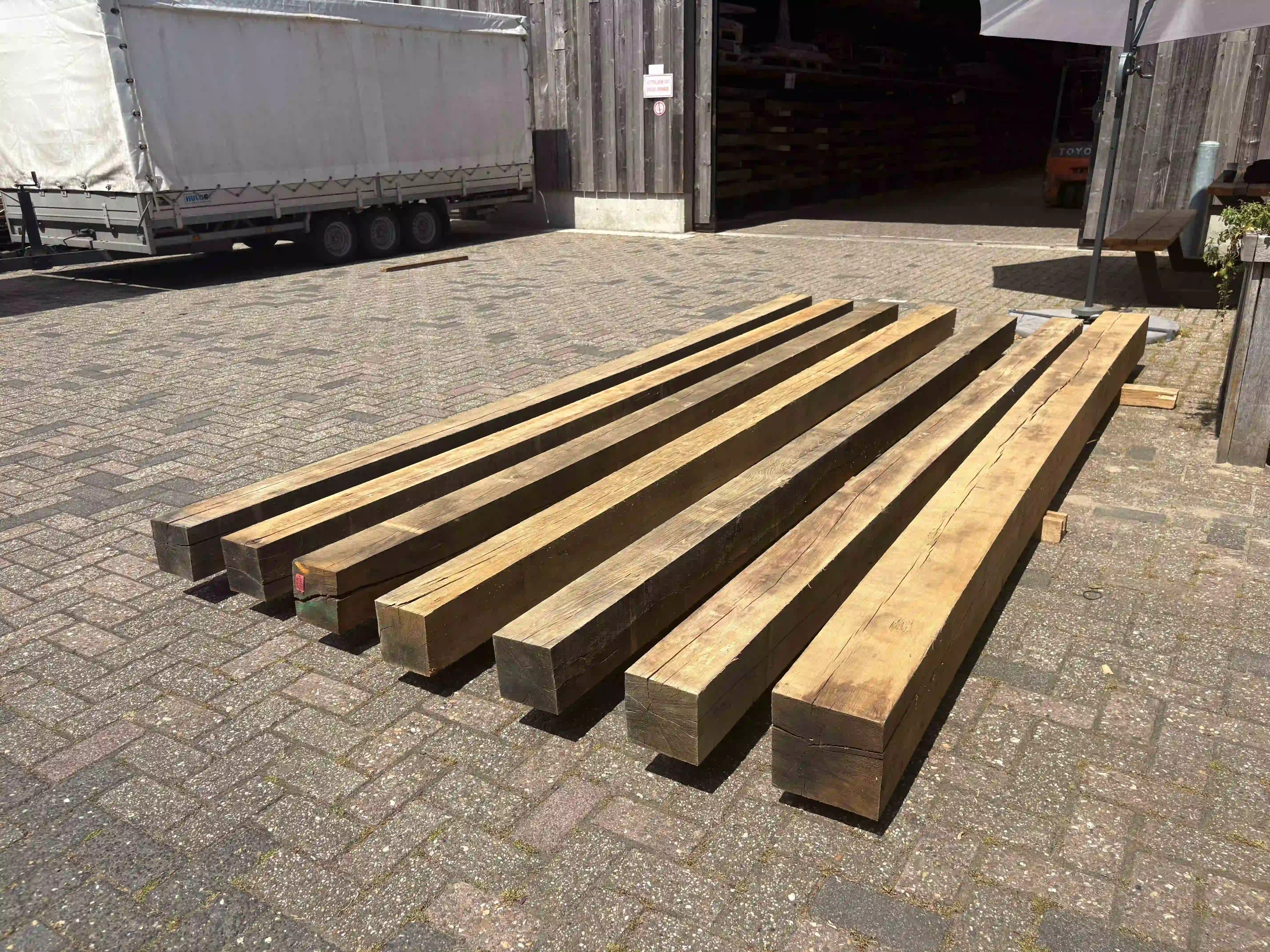 Natürlich getrocknete Eichenbalken mit charakteristischer Holzstruktur