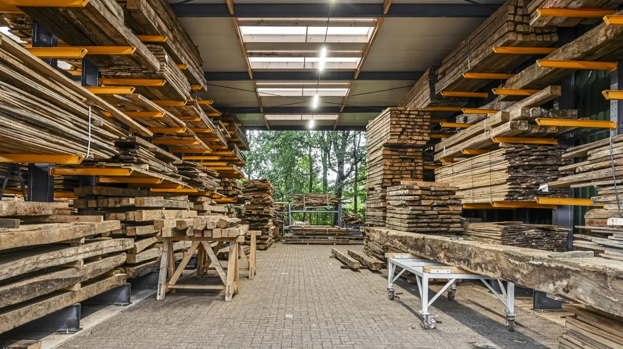 Echtes Altholz aus altem Holz mit rustikaler Struktur