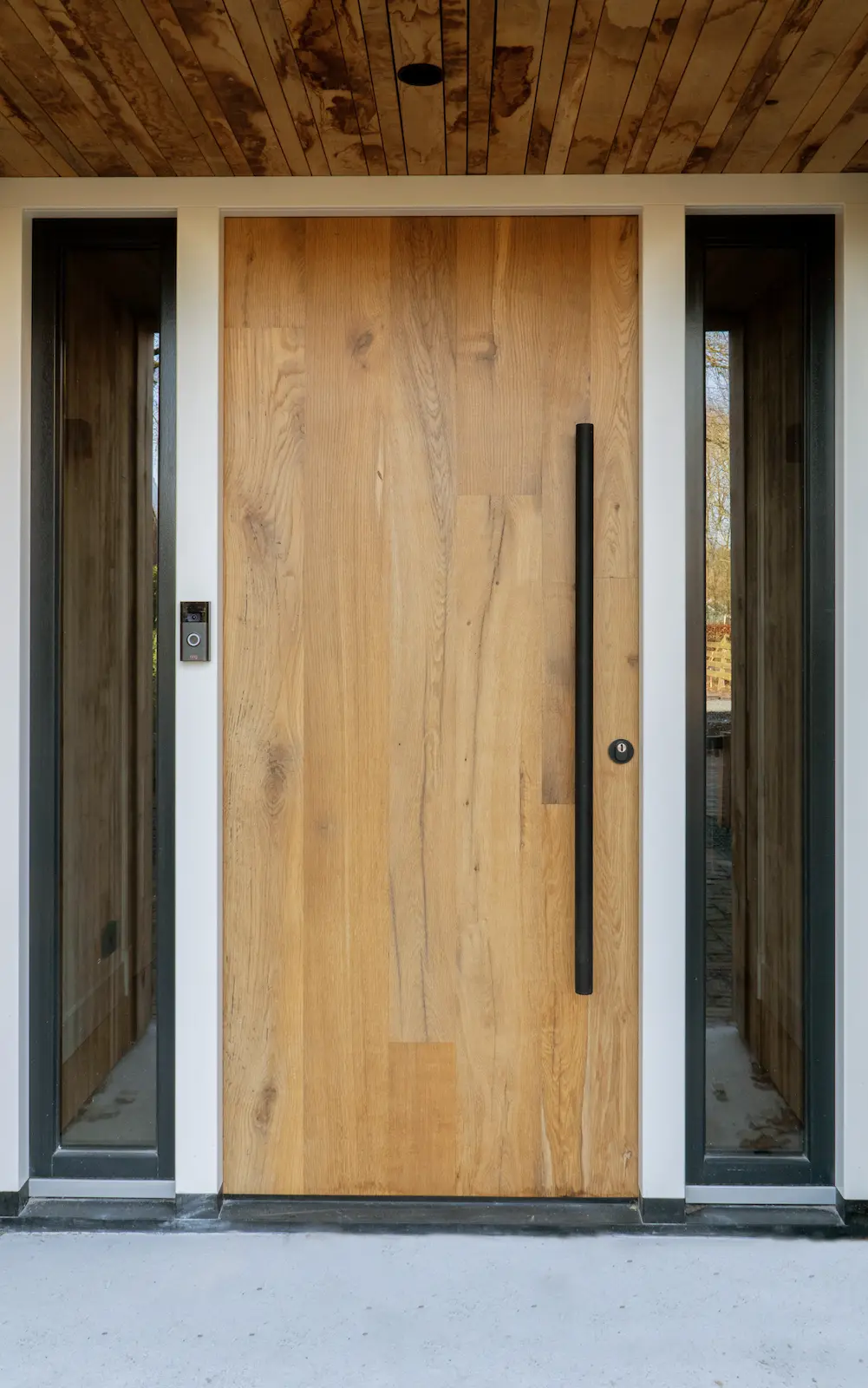 Altholz Haustür aus Eiche mit natürlicher Maserung und modernem Design