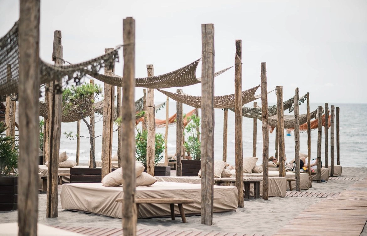 Rustikale Altholz Balken in der Beachbar