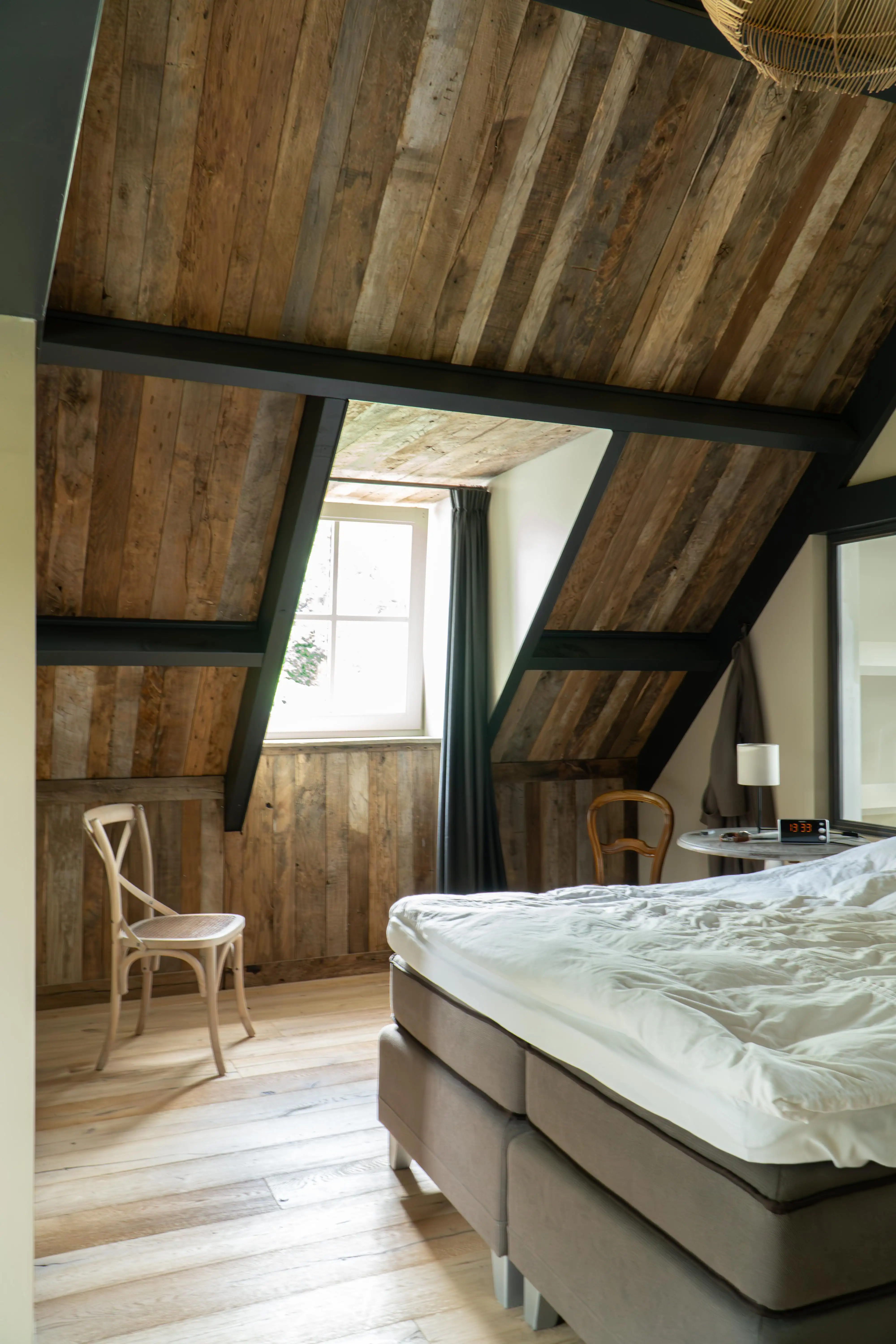 Wandverkleidung aus altem Holz in einem Raum