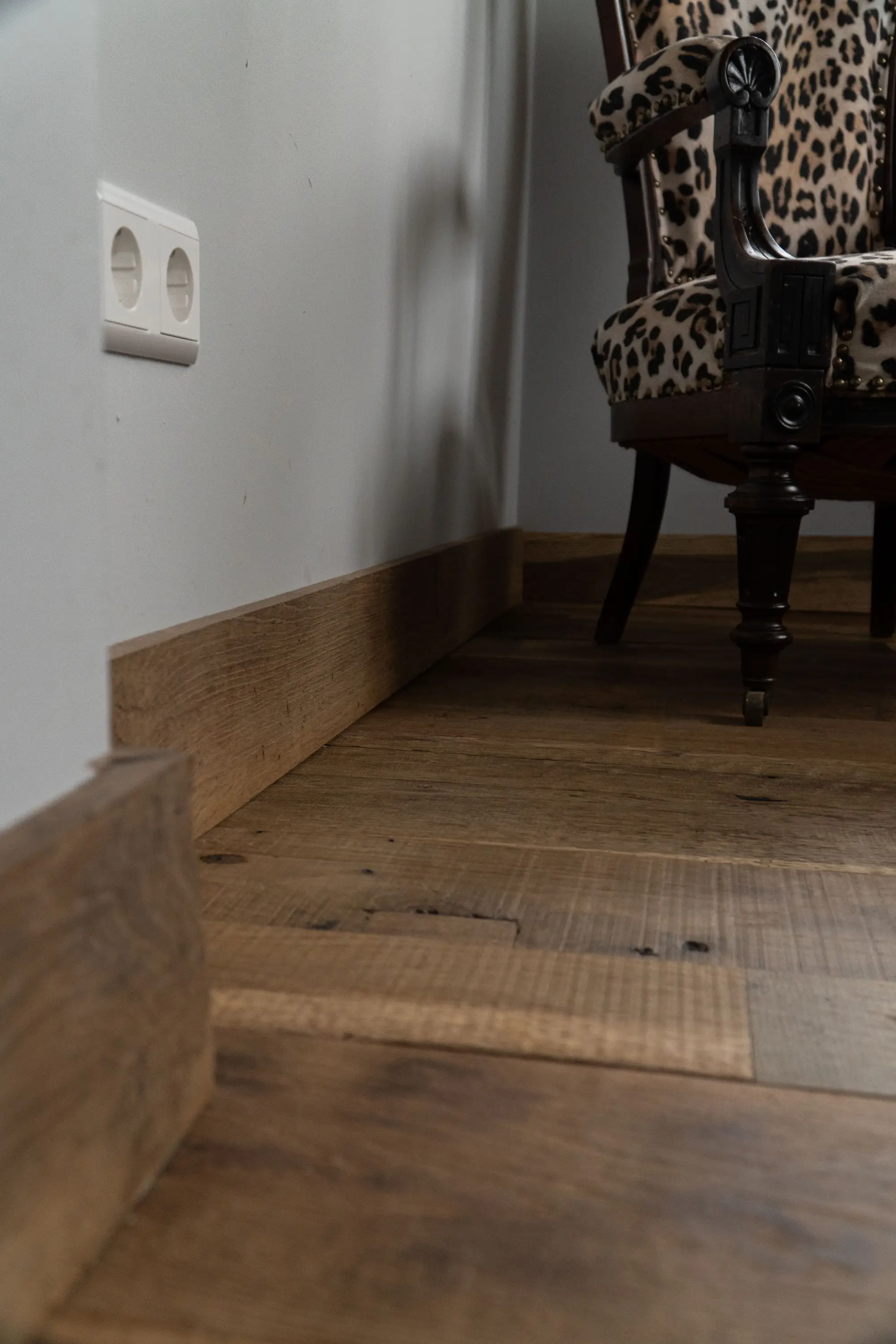 Eichenboden in hellem Wohninterieur, sorgt für Wärme und eine natürliche Atmosphäre