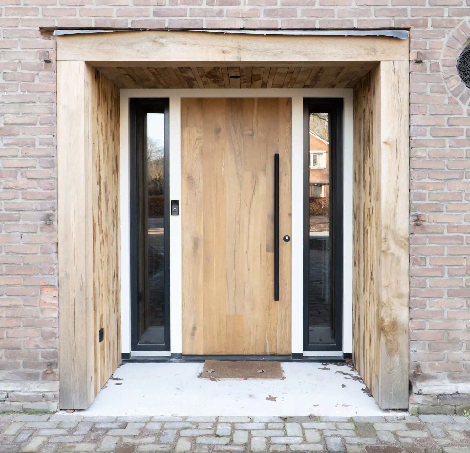 Moderne Haustür aus Altholz mit klarem Design