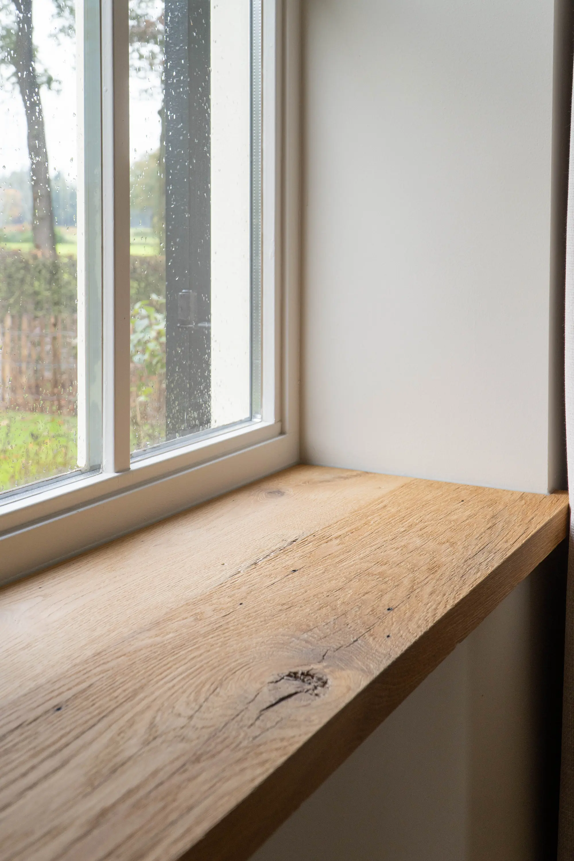 hochwertige Altholzpaneele aus Eiche als exklusive Fensterbank