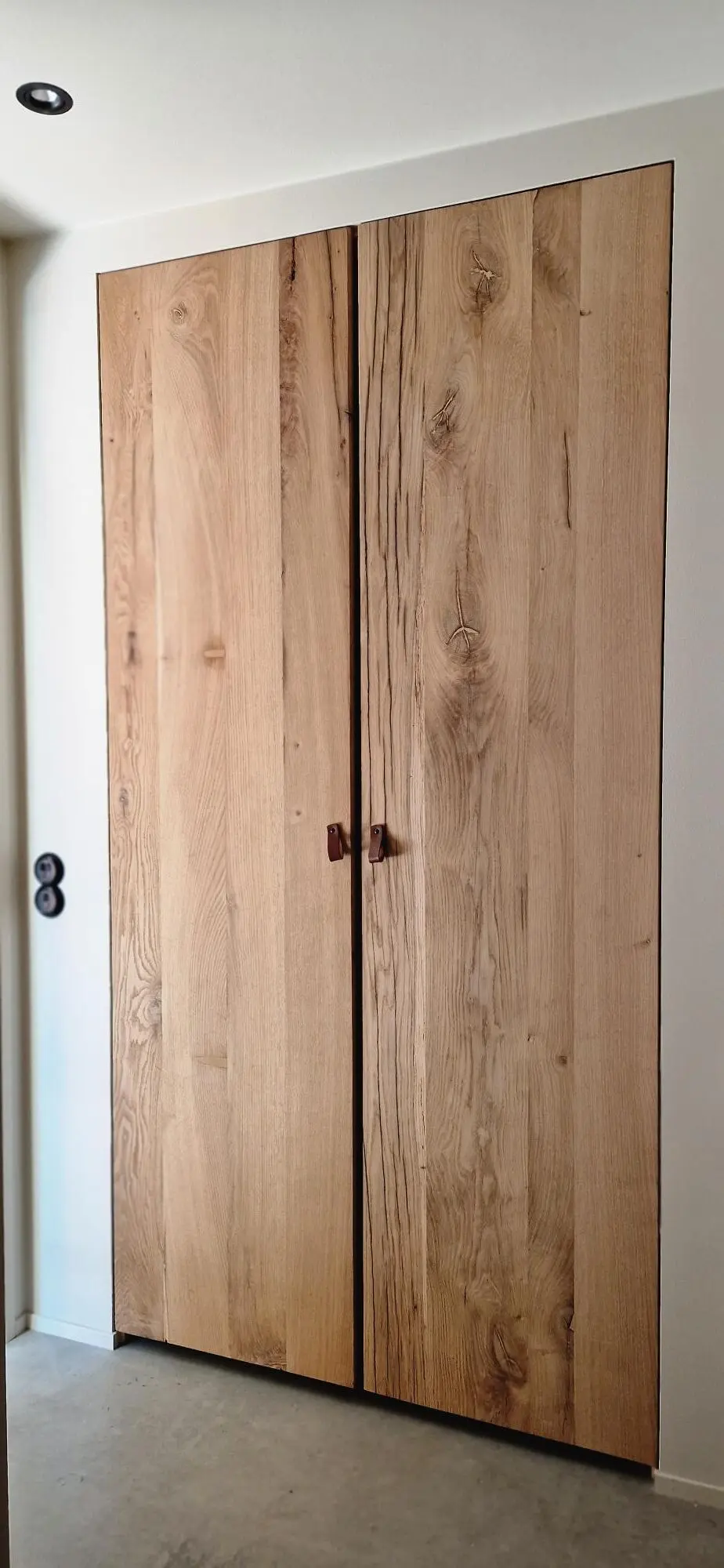 Altholz Paneele aus recyceltem Holz mit rustikaler Optik