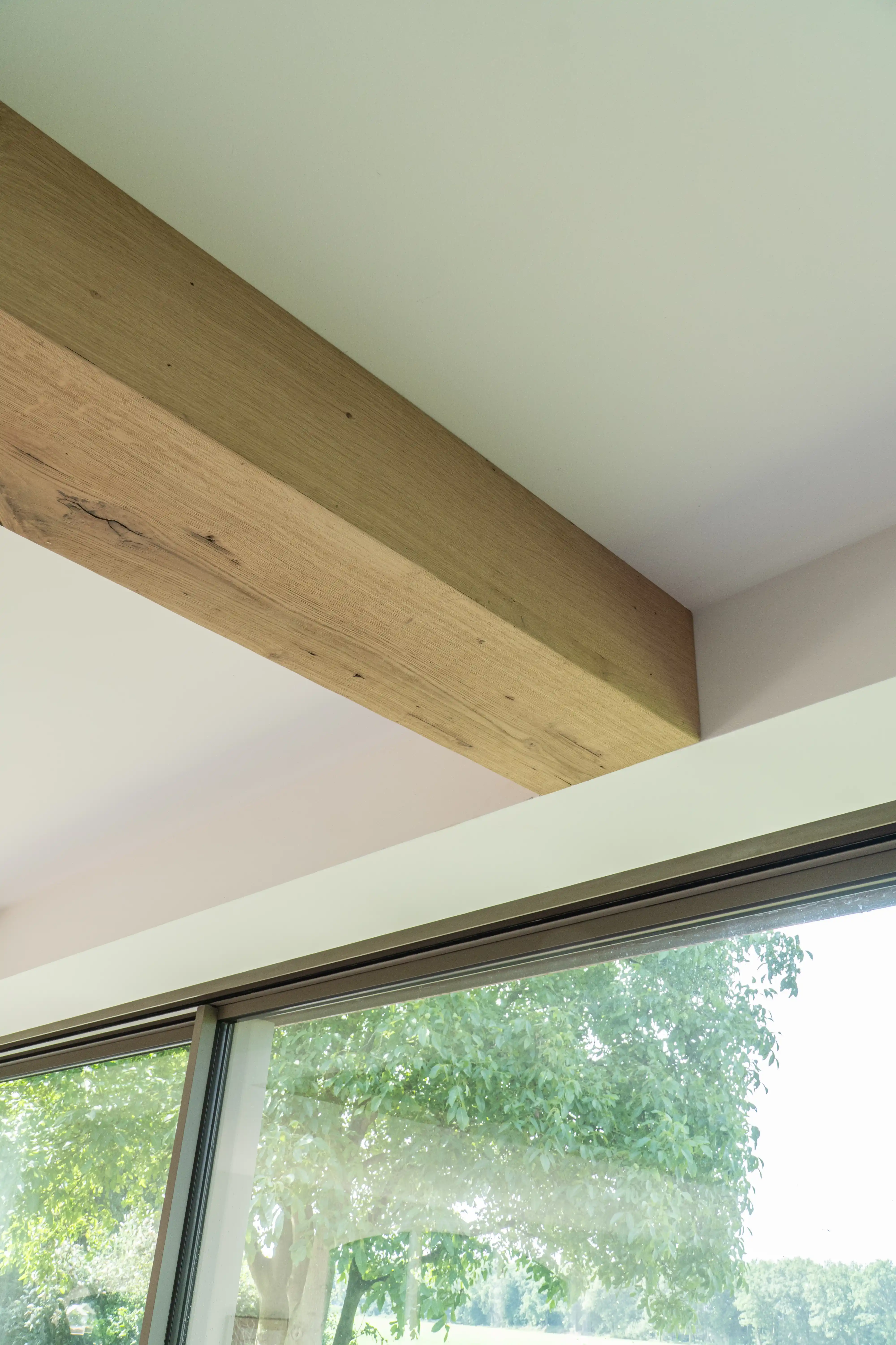 Stahlträger mit Holz verkleidet im modernen industriellen Wohnraum