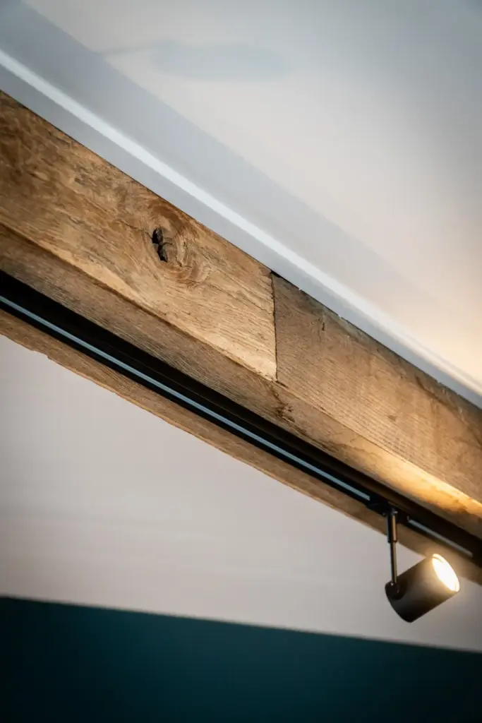 Stahlträger verkleiden Holz für eine warme und natürliche Raumoptik