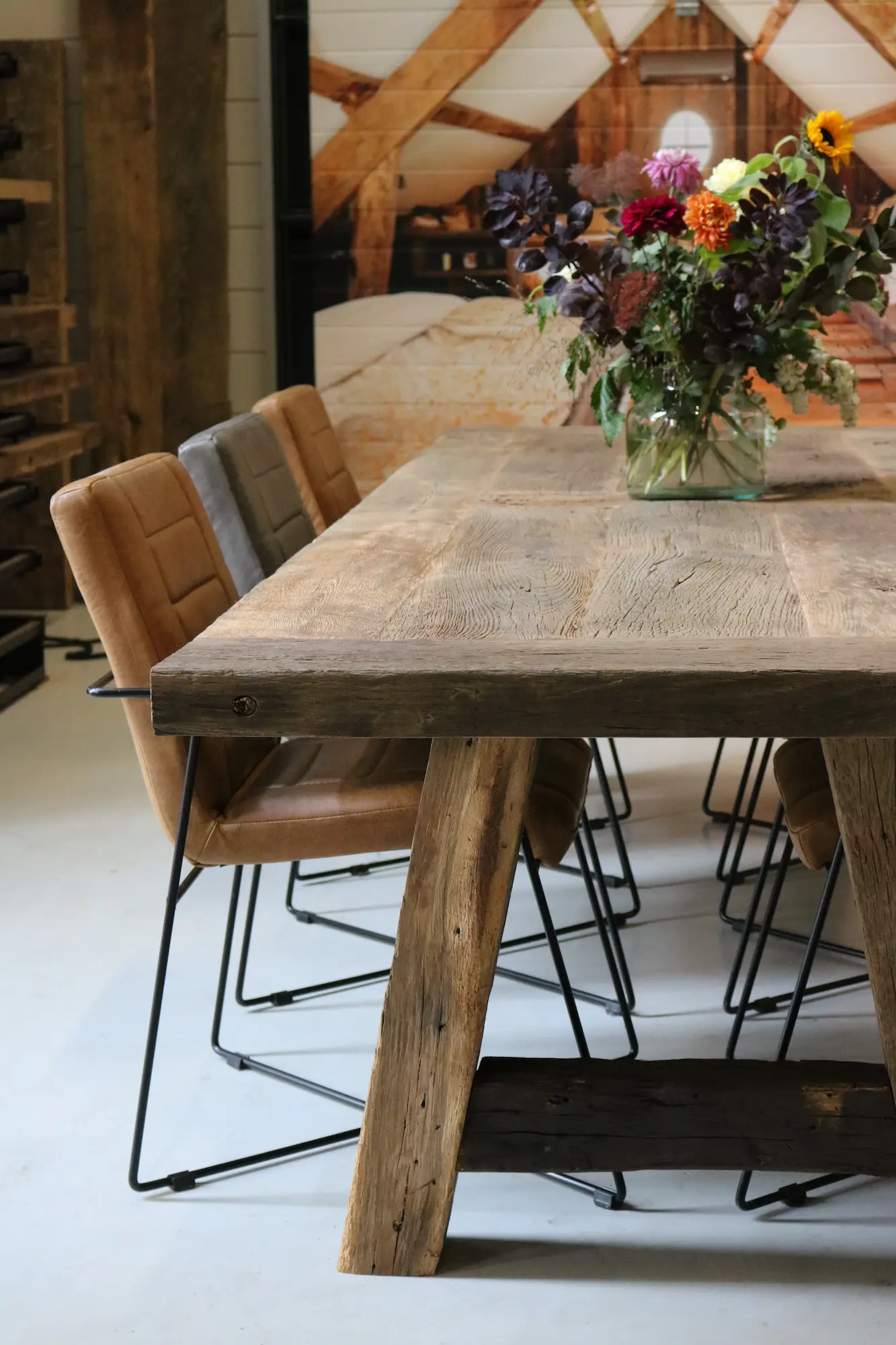 Massiver Altholz Tisch mit authentischem Charakter