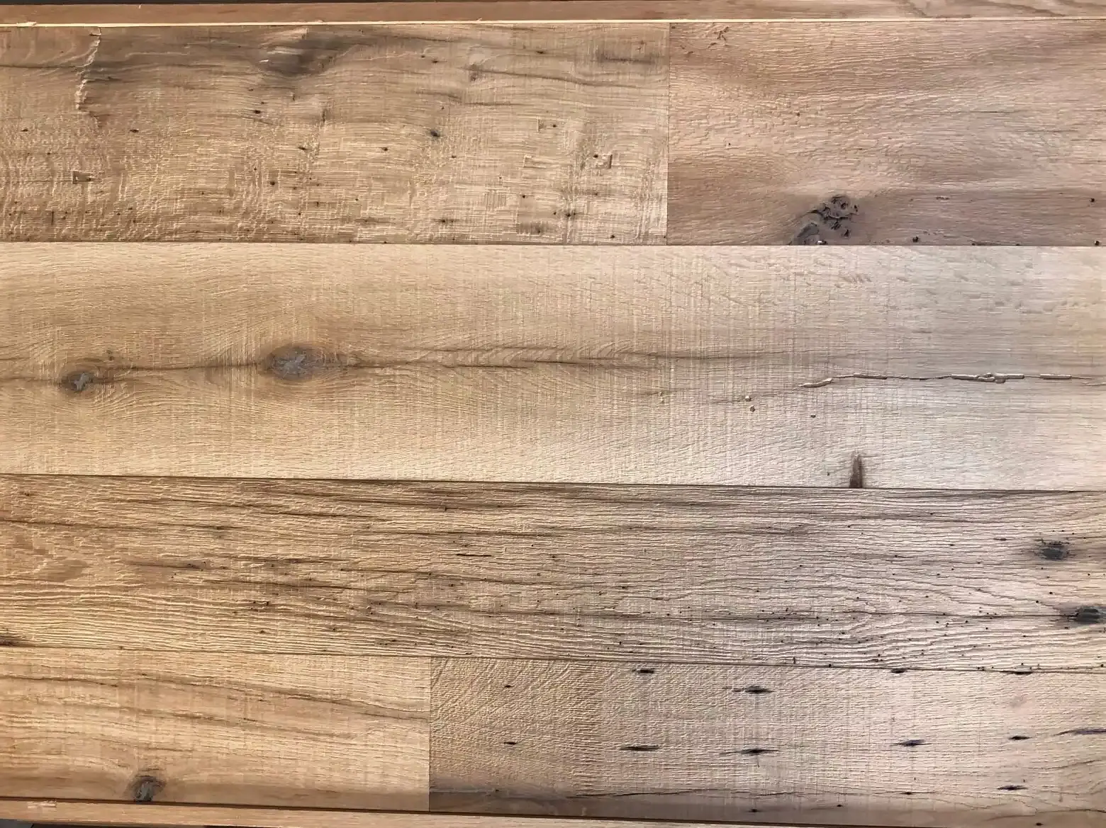 Alter Dielenboden mit natürlicher Patina und rustikalem Charakter