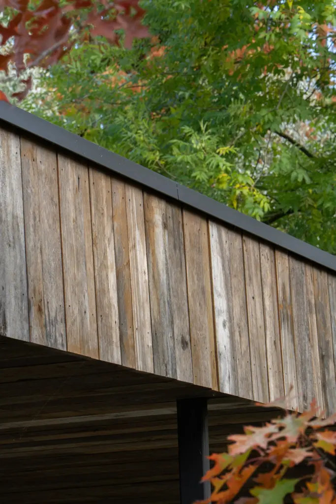 Fassade aus Altholz mit robuster Struktur und warmer Farbgebung