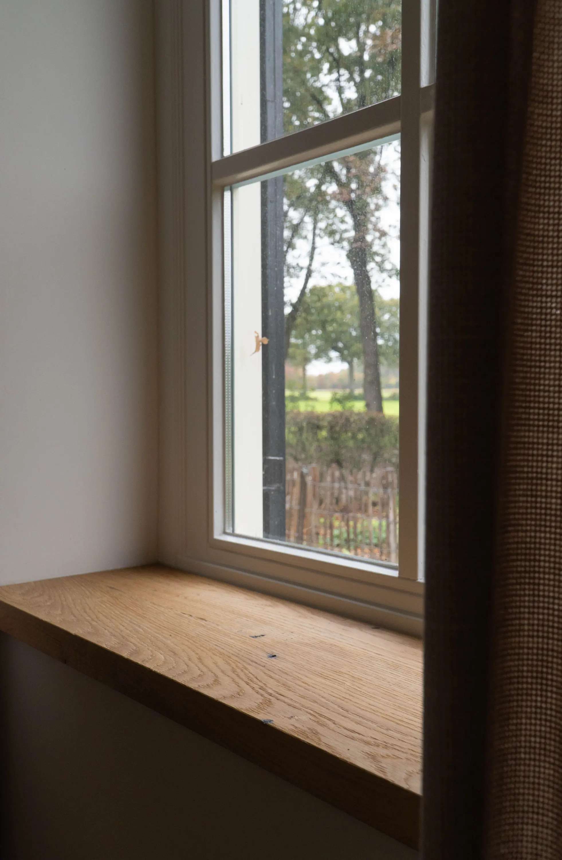 rustikale Altholzpaneele Eiche als Fensterbank mit Patina